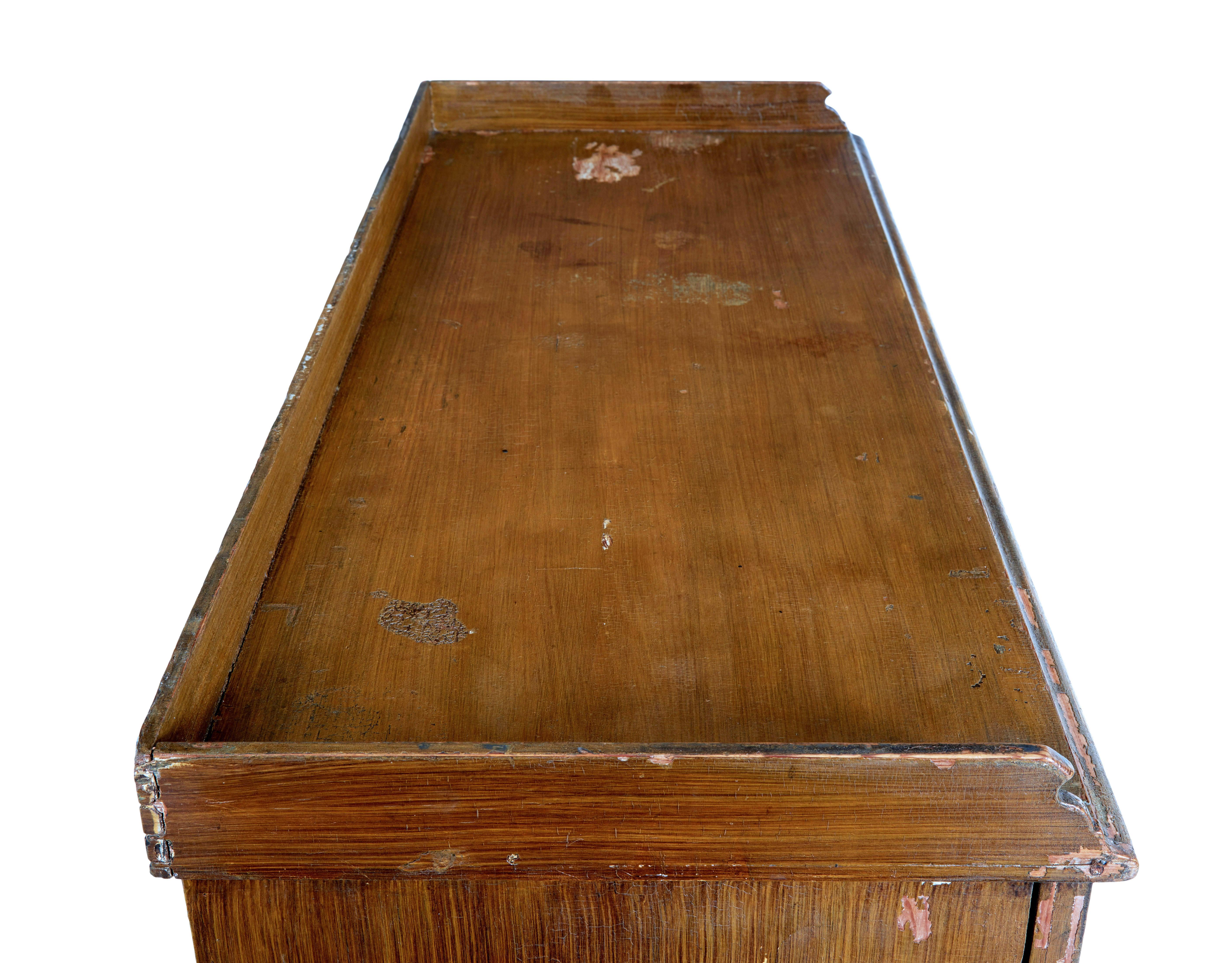 Swedish 19th century rustic painted pine cupboard in vendita 1