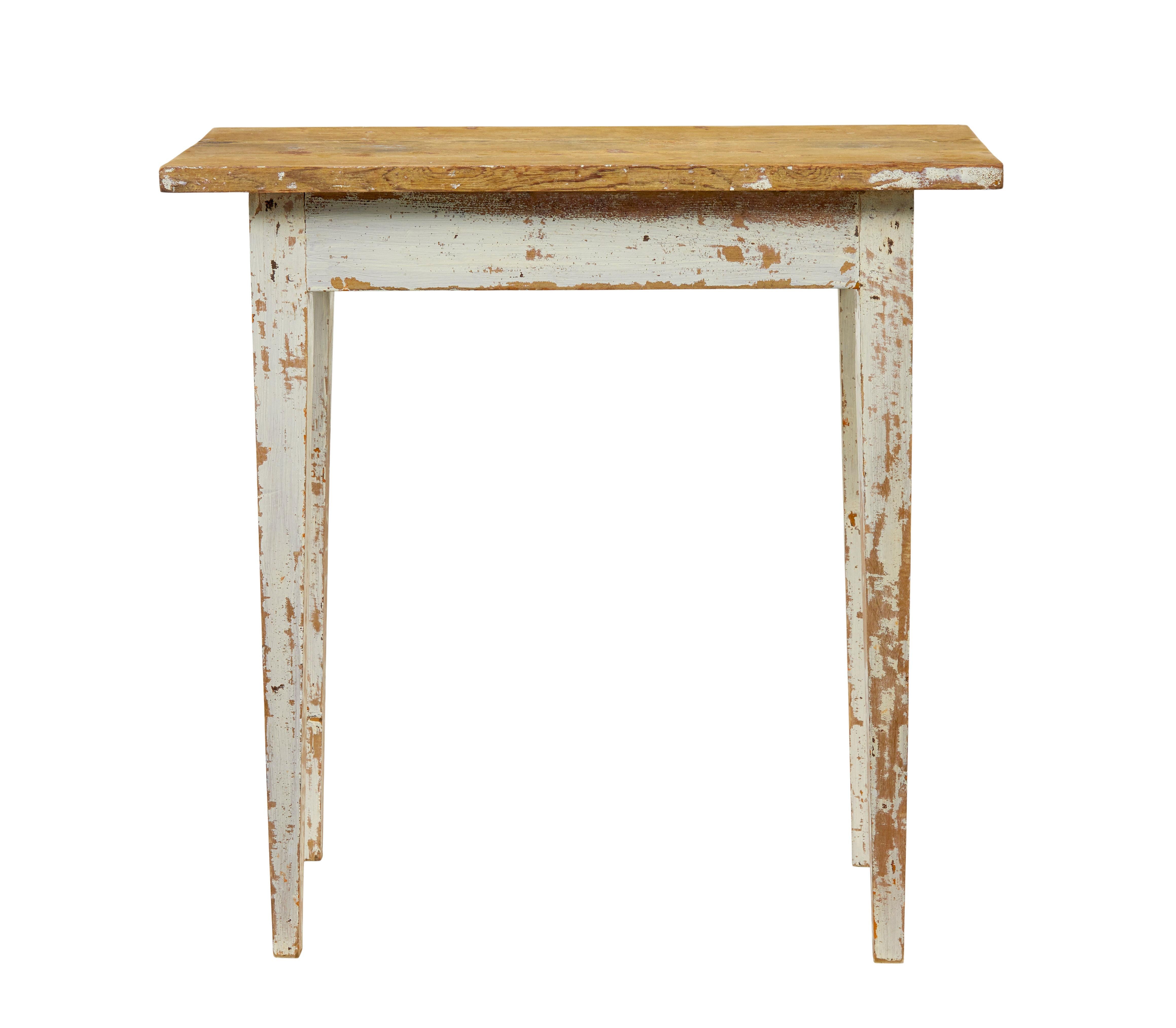 Tavolo rustico svedese in pino dipinto del XIX secolo, circa 1870.

Pratico pezzo di arredamento scandinavo dai molteplici usi in casa.  Piano in pino scrostato con tracce di vernice originale, in piedi su 4 gambe affusolate che presentano un