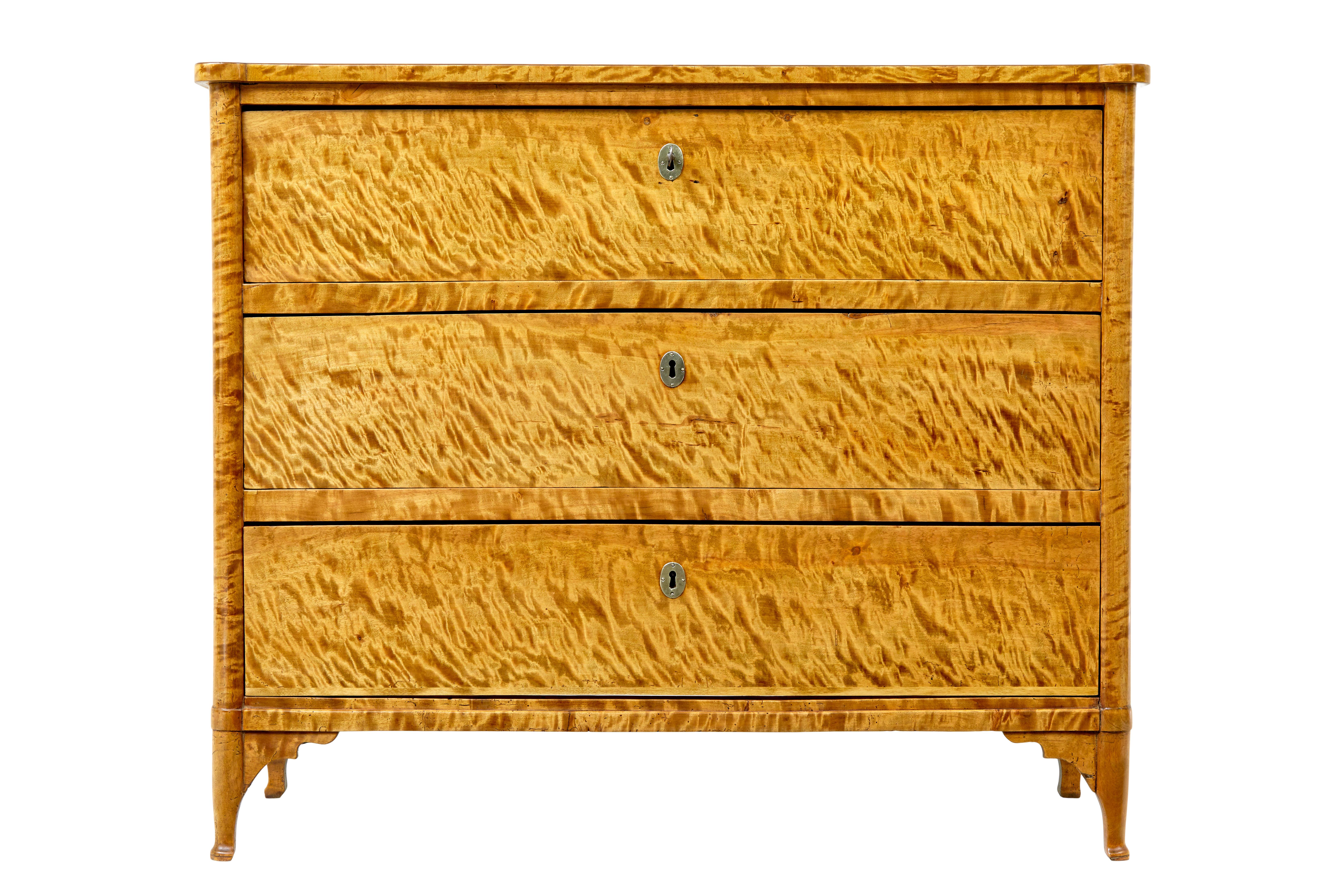 Cassettiera svedese in betulla satinata del XIX secolo, circa 1870.

Elegante cassettiera scandinava con struttura in pino impiallacciato in betulla satinata dorata.   Dotato di 3 cassetti di dimensioni uguali che si aprono con la chiave, come è