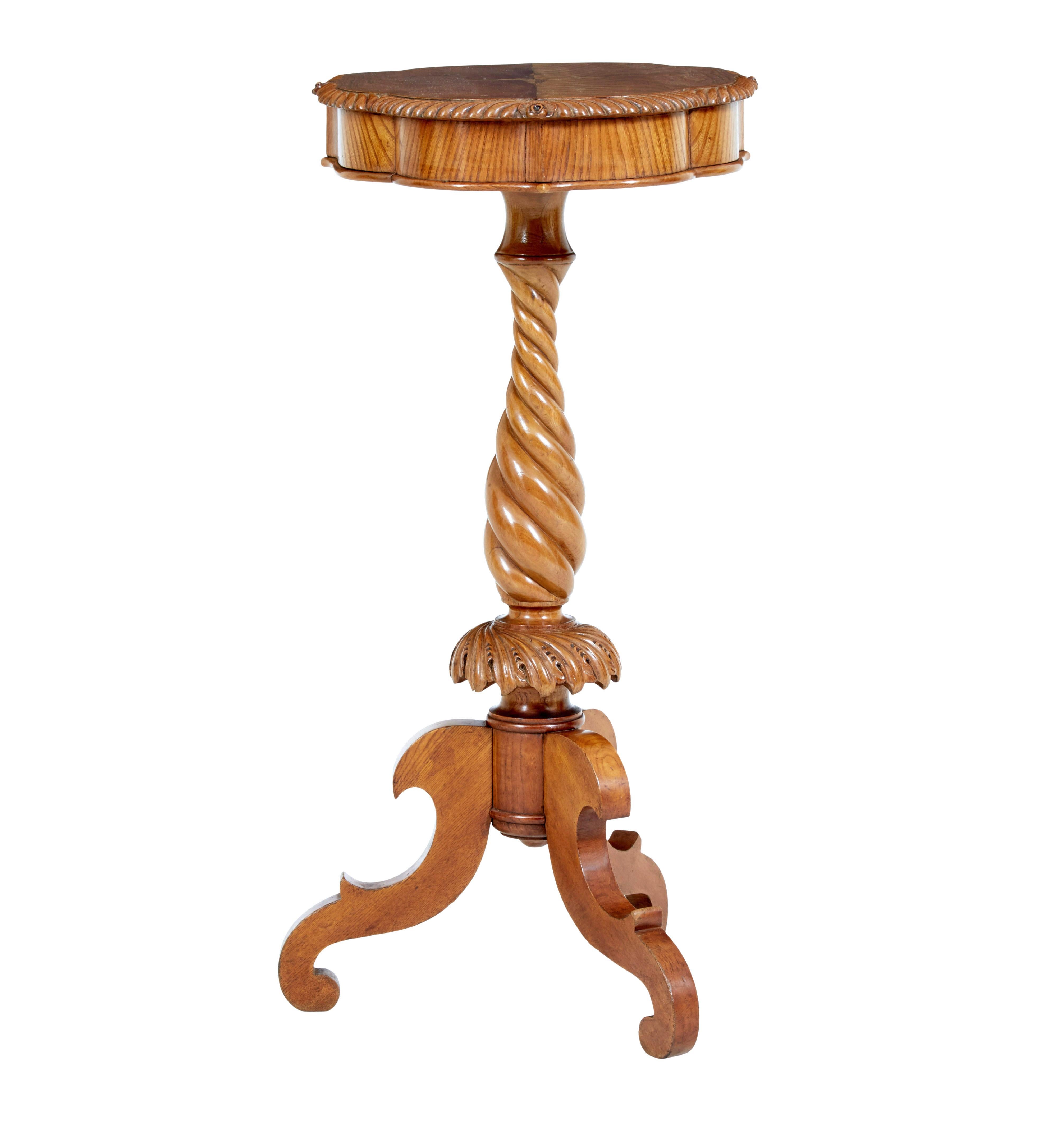Petite table d'appoint en orme du 19e siècle vers 1890.

Table d'appoint en orme sculpté de forme inhabituelle. Bord festonné sculpté avec des détails floraux au milieu de chaque côté, motif étoilé incrusté au centre, frise avec bord perlé