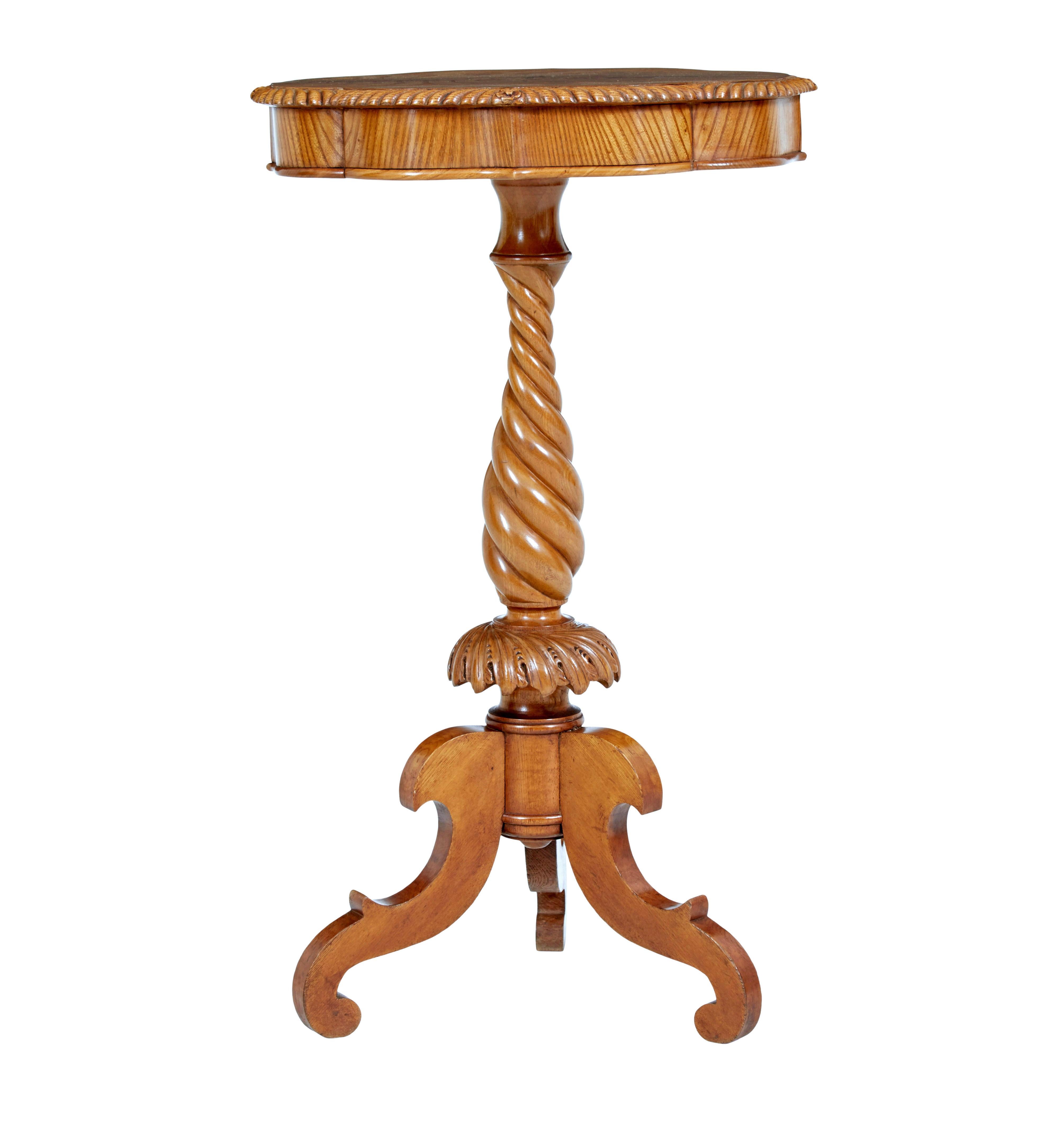 Victorien Petite table d'appoint suédoise en orme du XIXe siècle en vente