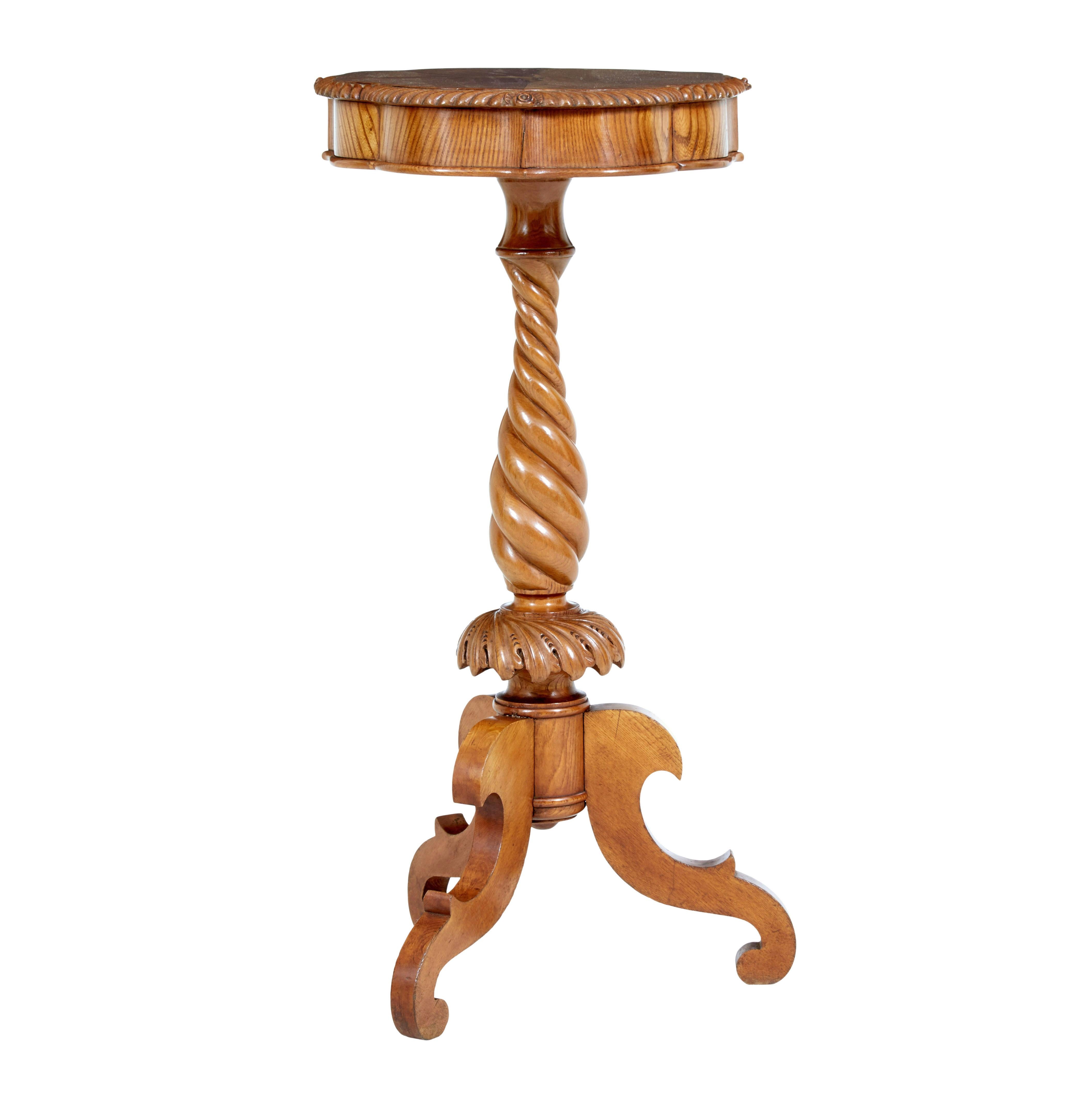 Suédois Petite table d'appoint suédoise en orme du XIXe siècle en vente