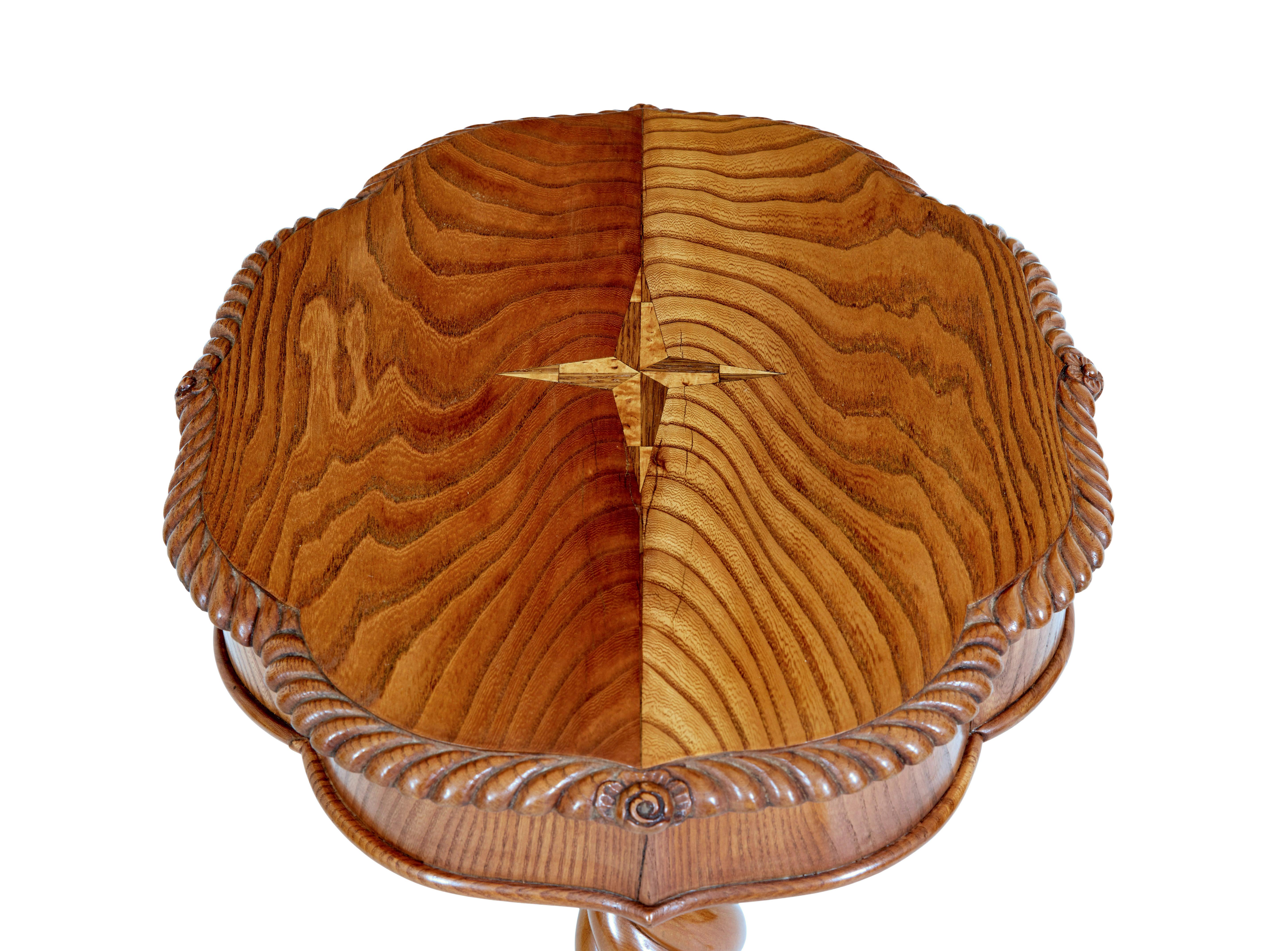 Sculpté à la main Petite table d'appoint suédoise en orme du XIXe siècle en vente