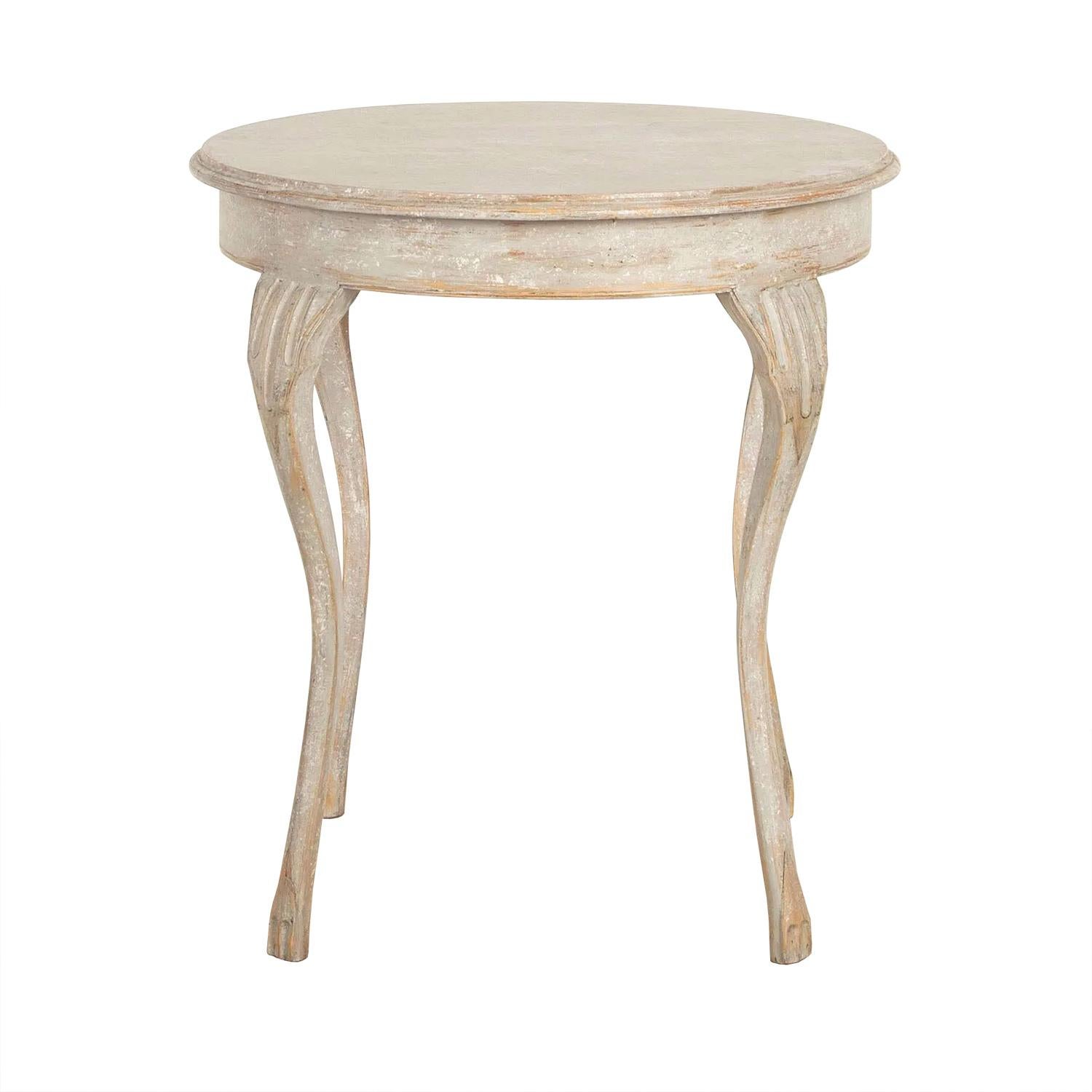 Elegantly proportioned decorative 19th century Swedish table with a round top and decorative curved feature legs. This piece has been repainted.