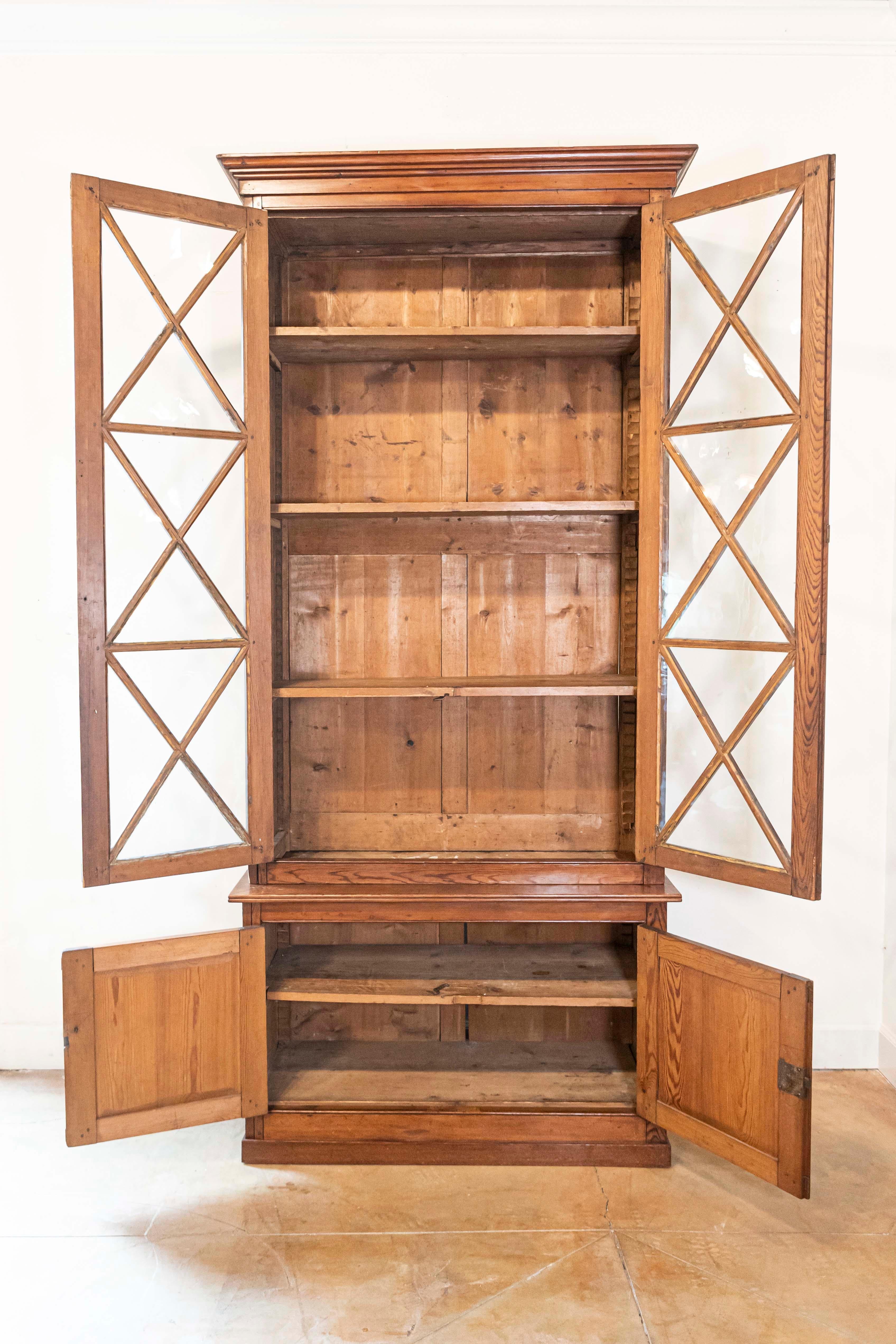 Suédois Vitrine suédoise du XIXe siècle à deux parties en verre et portes en noyer avec motifs en forme de X en vente