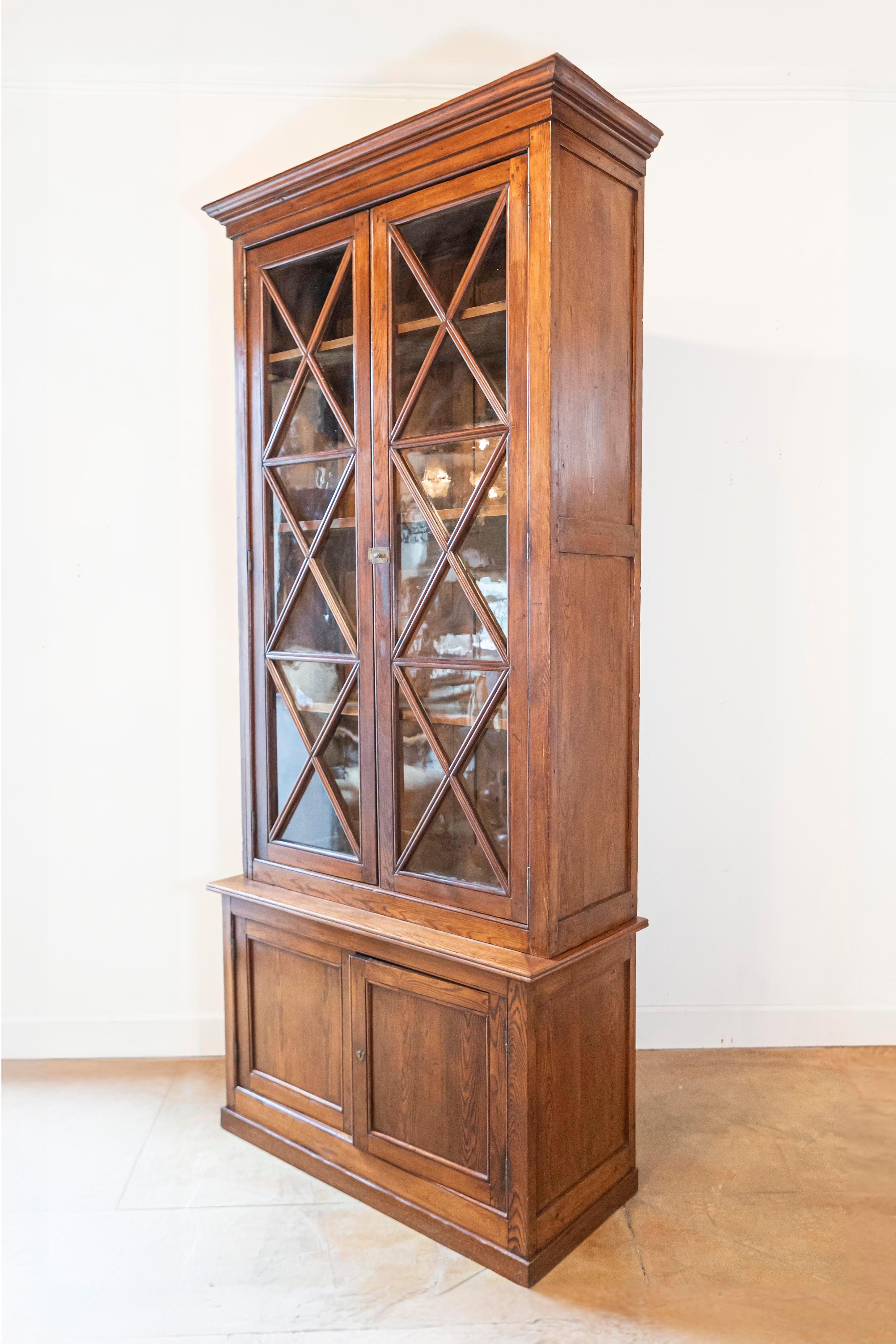 Vitrine suédoise du XIXe siècle à deux parties en verre et portes en noyer avec motifs en forme de X Bon état - En vente à Atlanta, GA