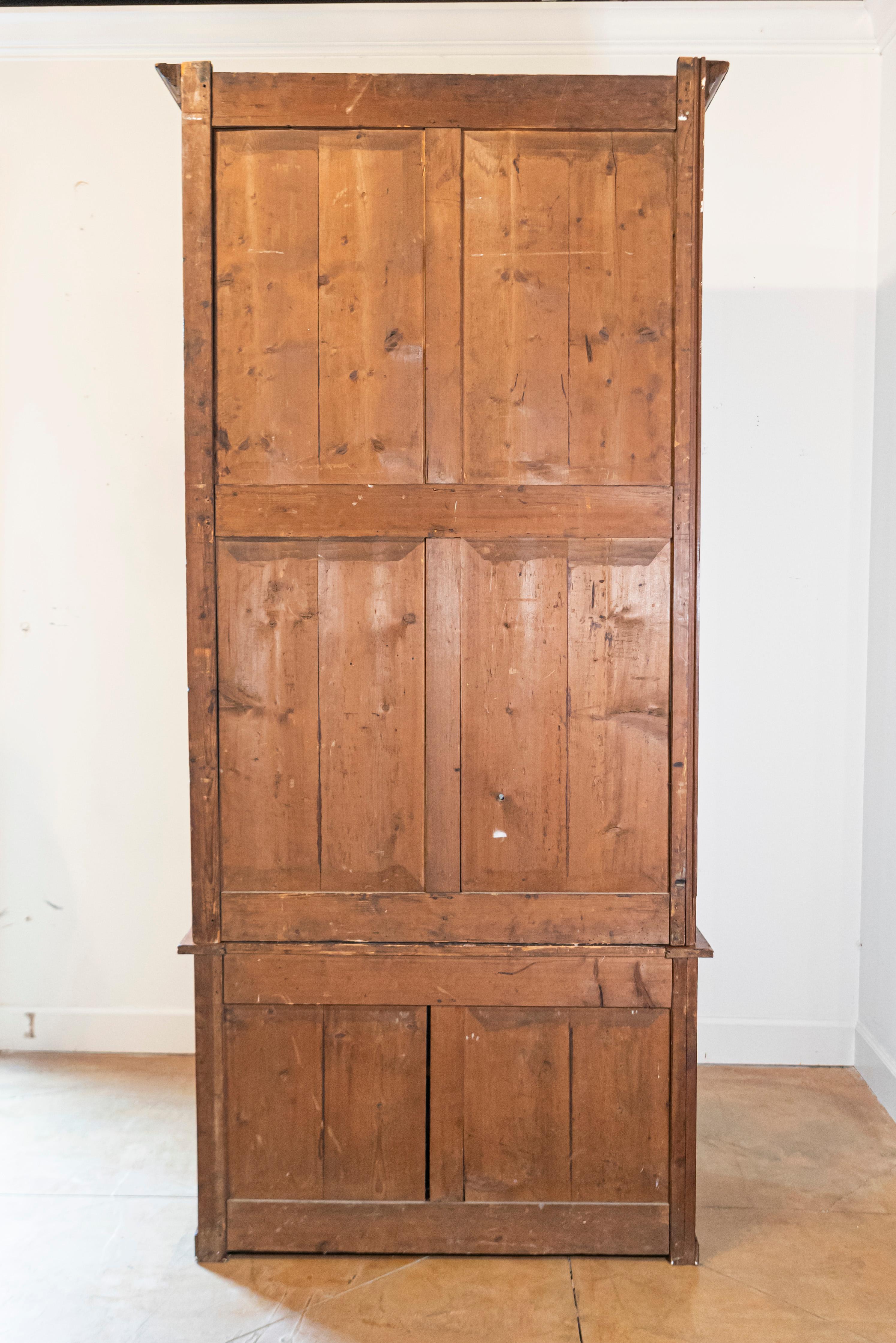 Vitrine suédoise du XIXe siècle à deux parties en verre et portes en noyer avec motifs en forme de X en vente 1