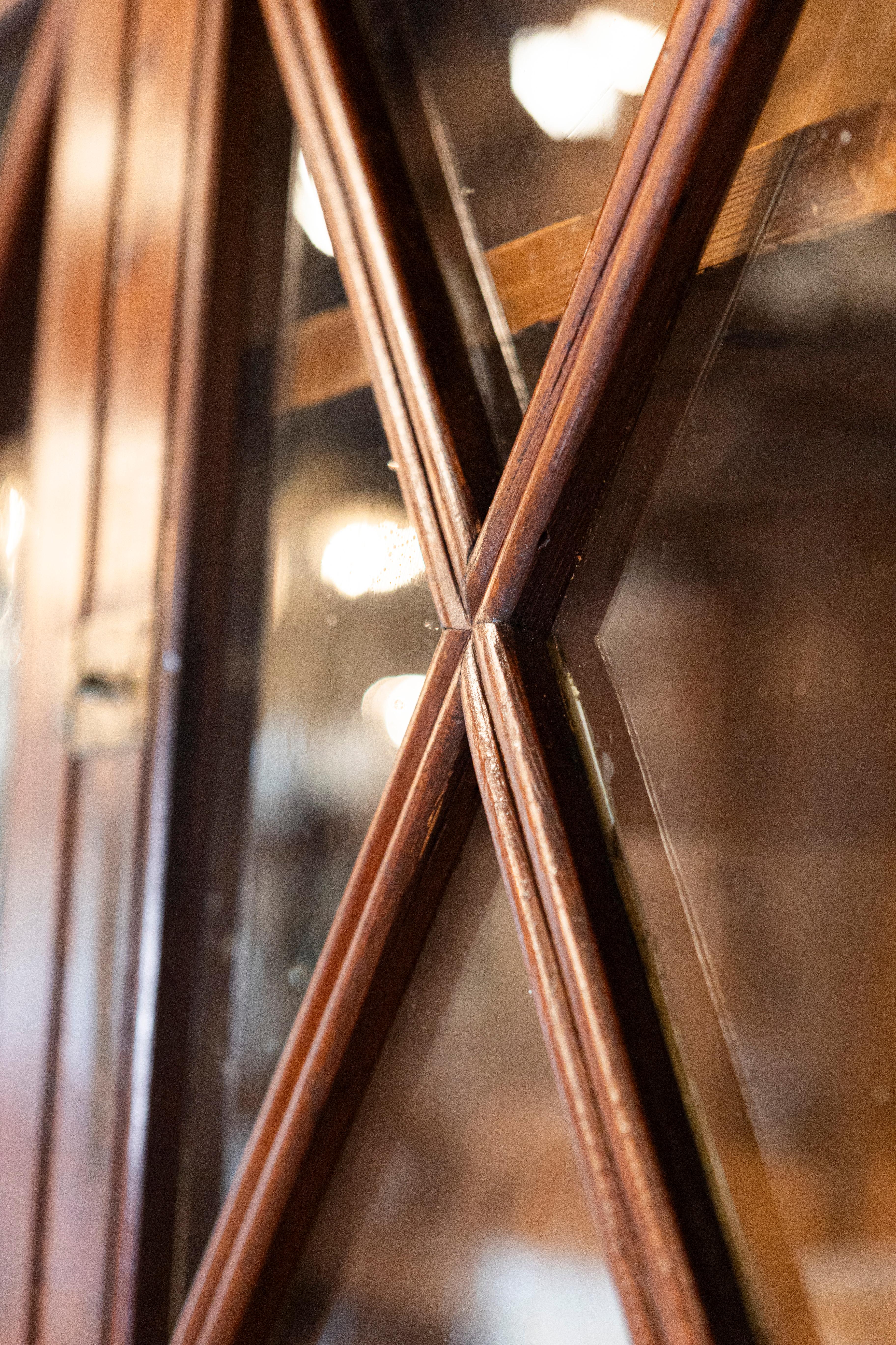 Vitrine suédoise du XIXe siècle à deux parties en verre et portes en noyer avec motifs en forme de X en vente 2