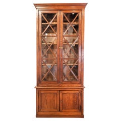 Vitrina sueca del siglo XIX en dos partes de cristal y puertas de nogal con motivos en forma de X
