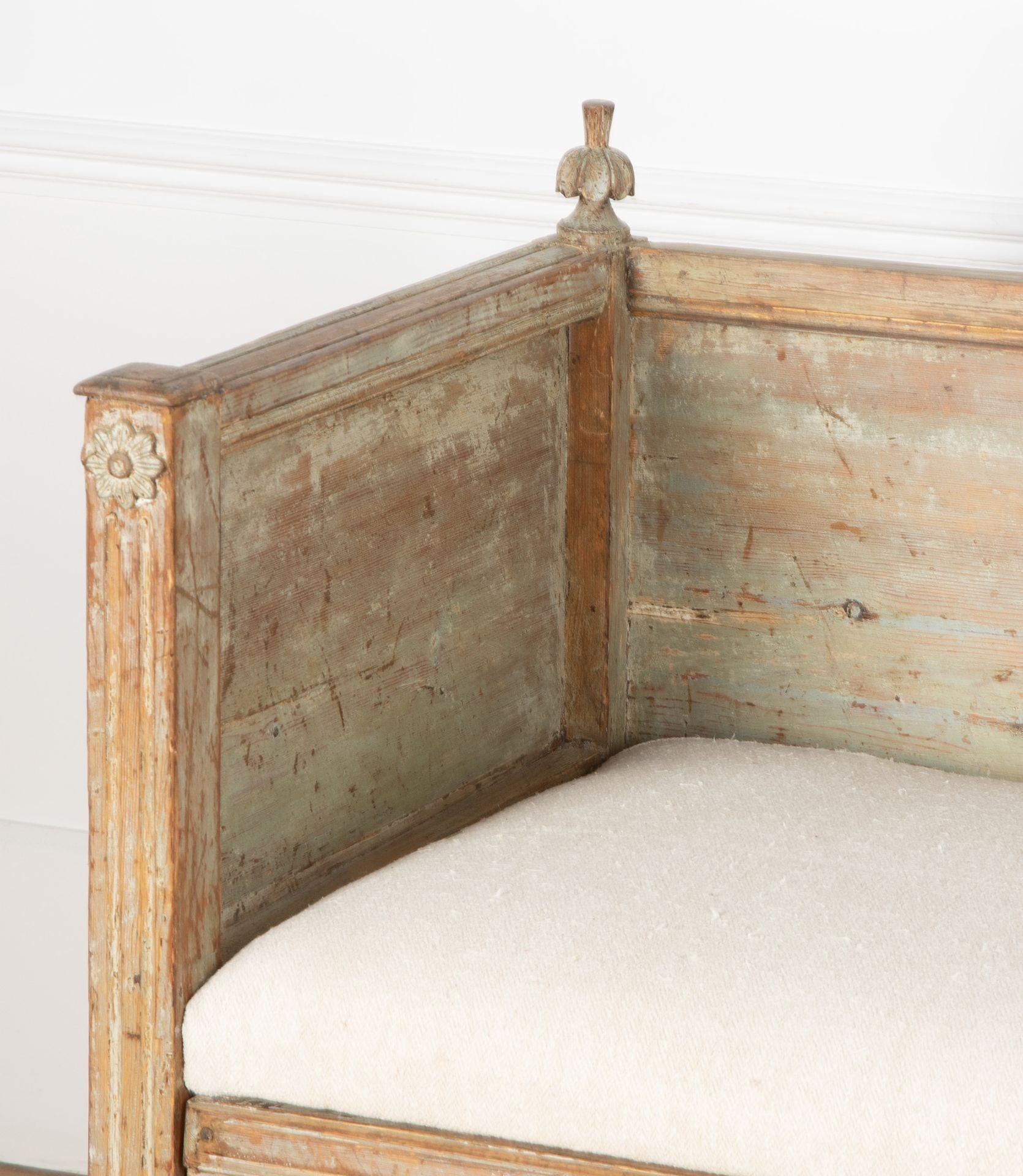 Canapé suédois en pin nordique du début du 19e siècle.
La peinture d'origine a été grattée et présente de belles nuances de vert-bleu ainsi que la patine du bois. L'assise a été récemment recouverte d'un lin belge au toucher agréable. Base
