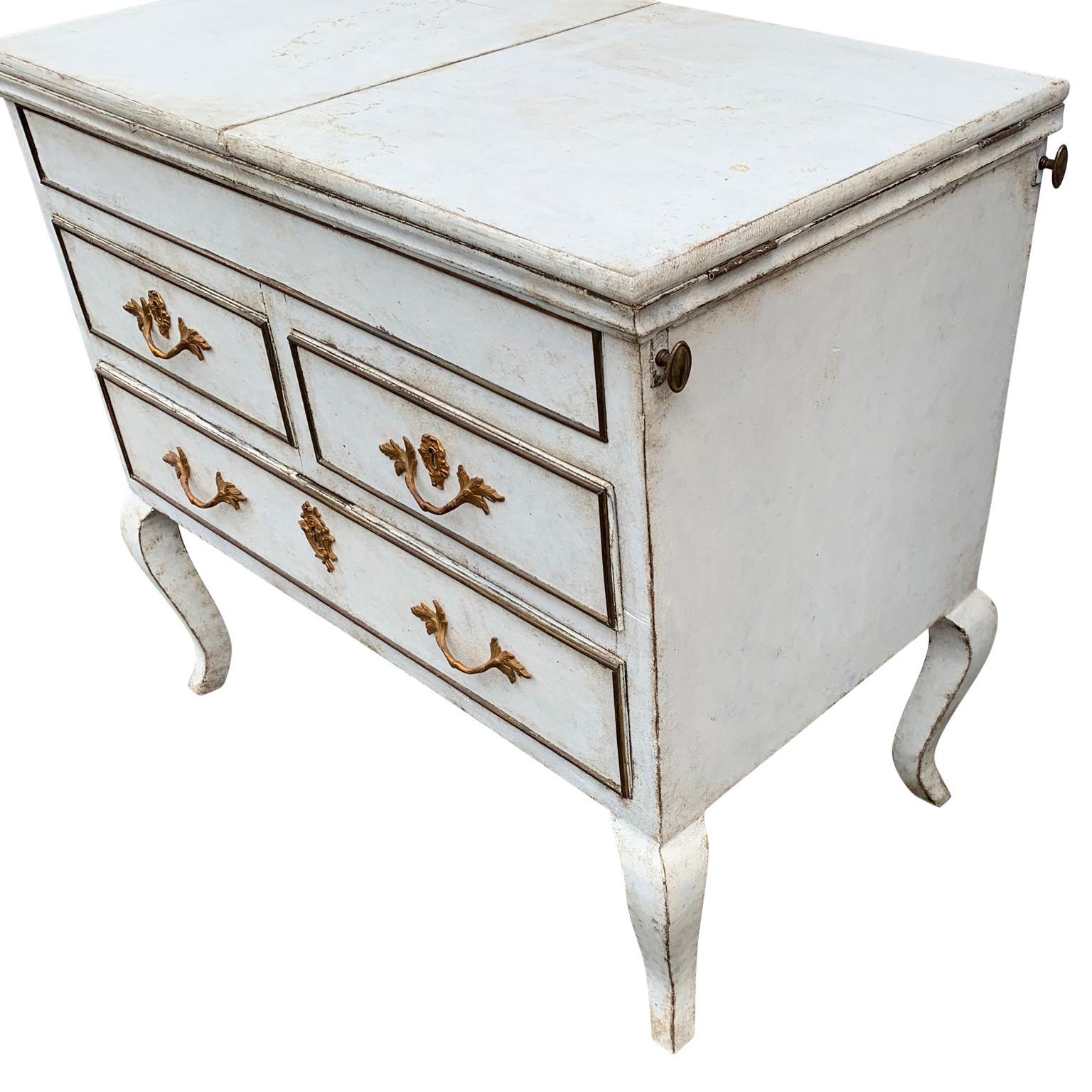 Suédois Commode de coiffeuse suédoise du XIXe siècle à trois tiroirs en vente