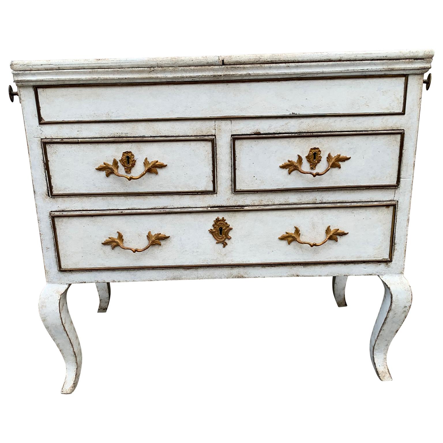Peint à la main Commode de coiffeuse suédoise du XIXe siècle à trois tiroirs en vente