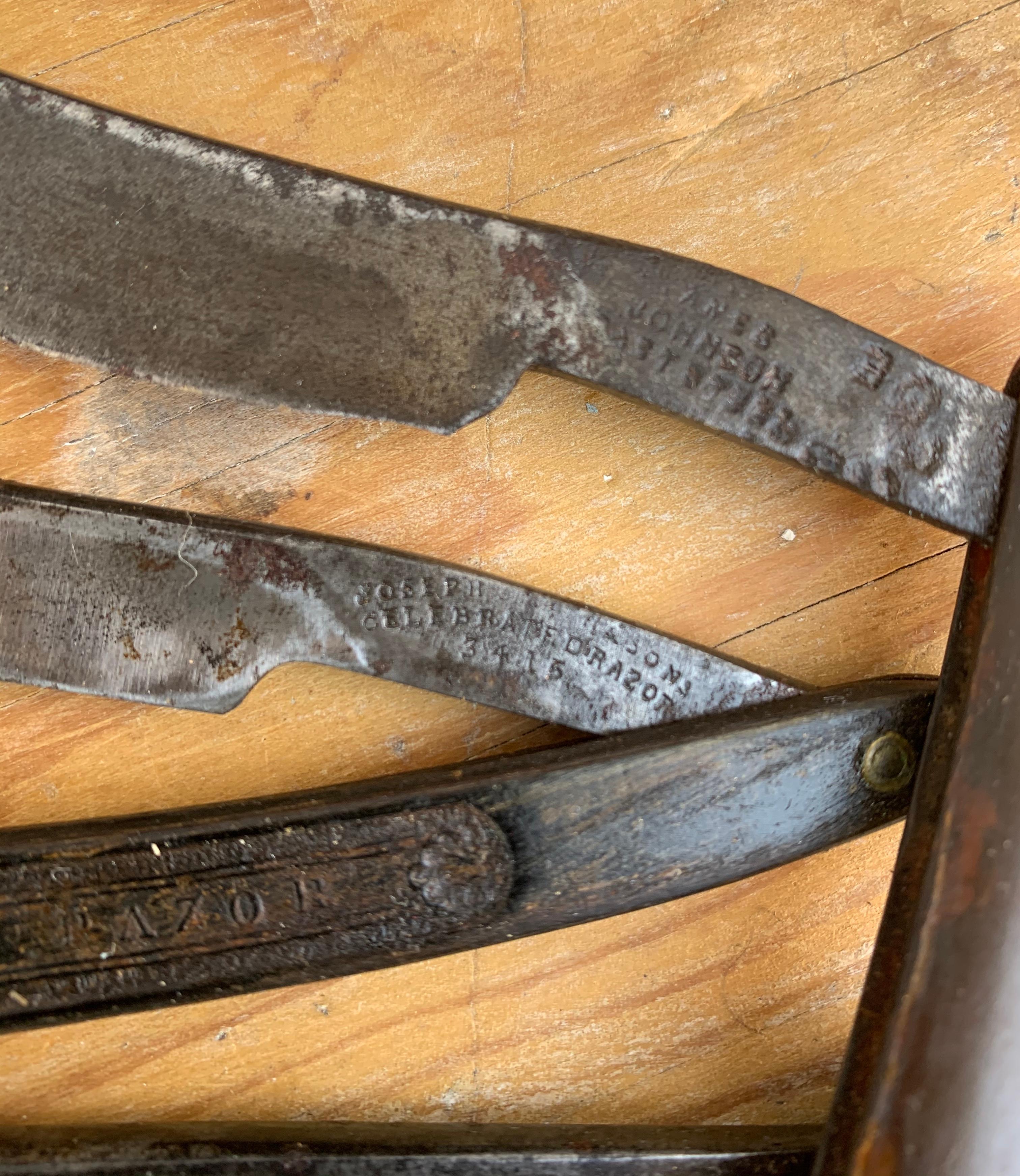 Boîte d'artisanat suédoise en bois du XIXe siècle avec couteaux de rasage en vente 5