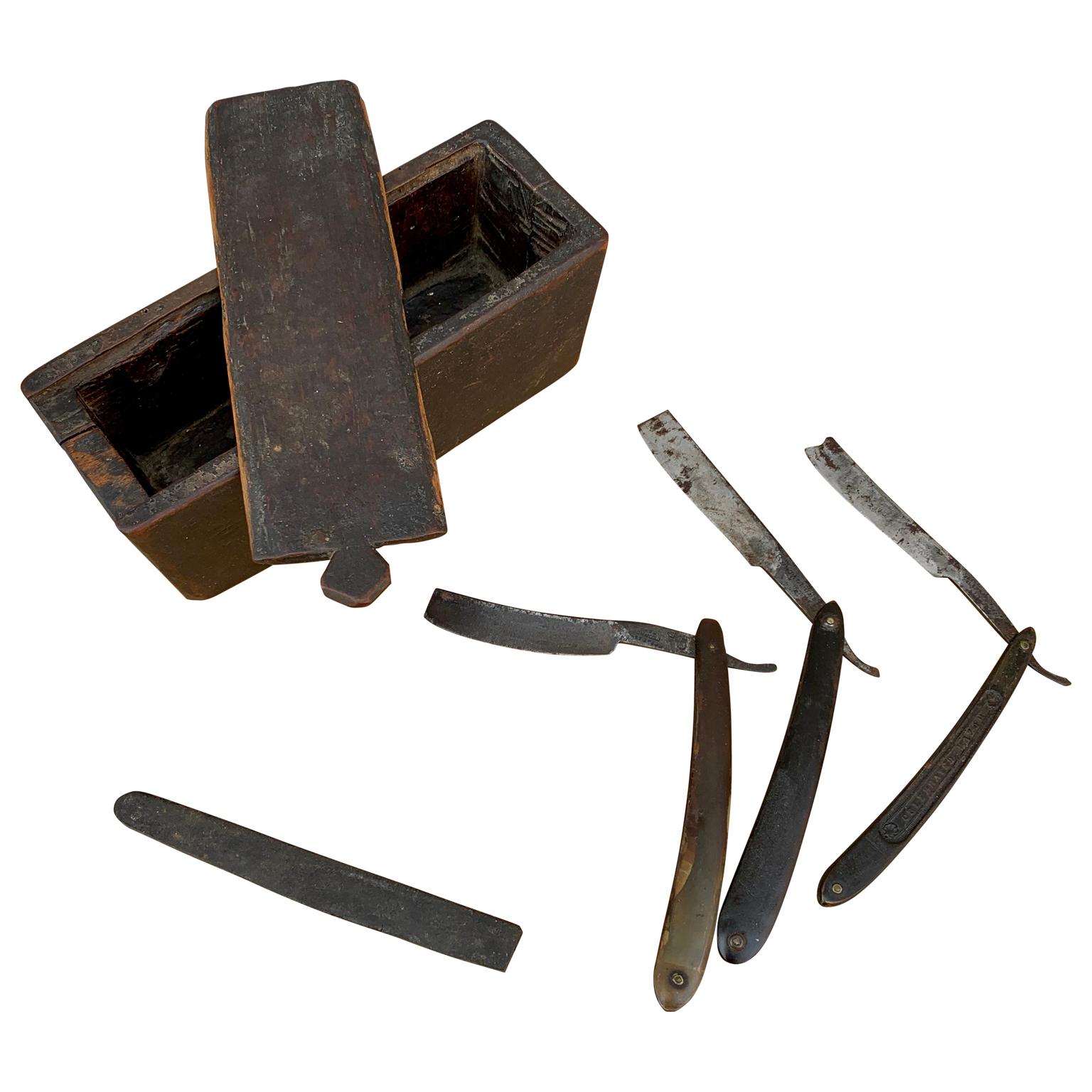 Une boîte originale suédoise d'art populaire peinte. Depuis le début du 19e siècle, elle est utilisée pour conserver les couteaux de rasage et autres fournitures similaires. Inclus 3 couteaux avec les lames de rasoir en acier anglais.