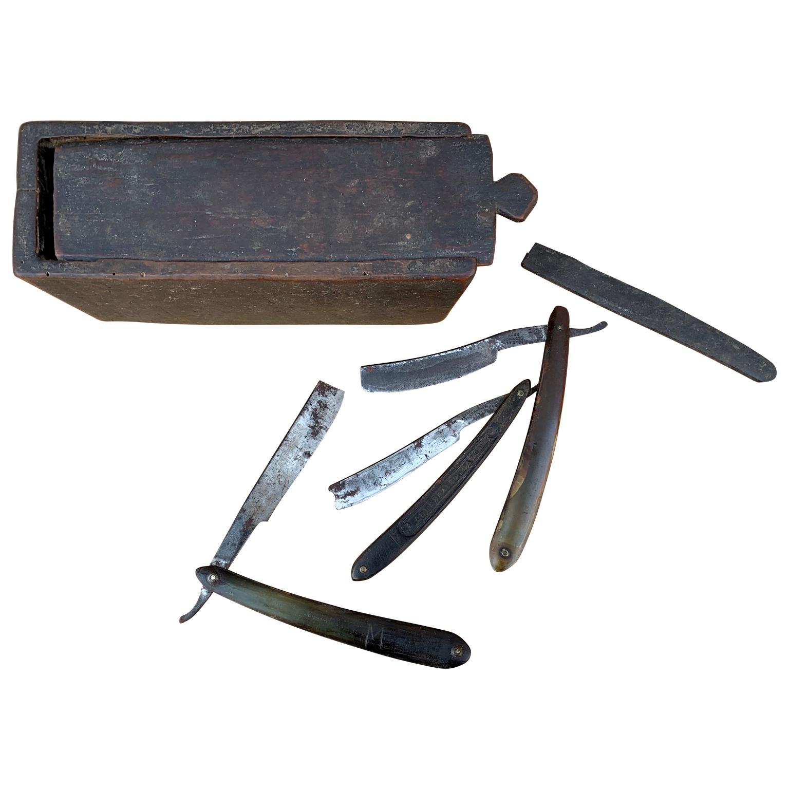 Suédois Boîte d'artisanat suédoise en bois du XIXe siècle avec couteaux de rasage en vente