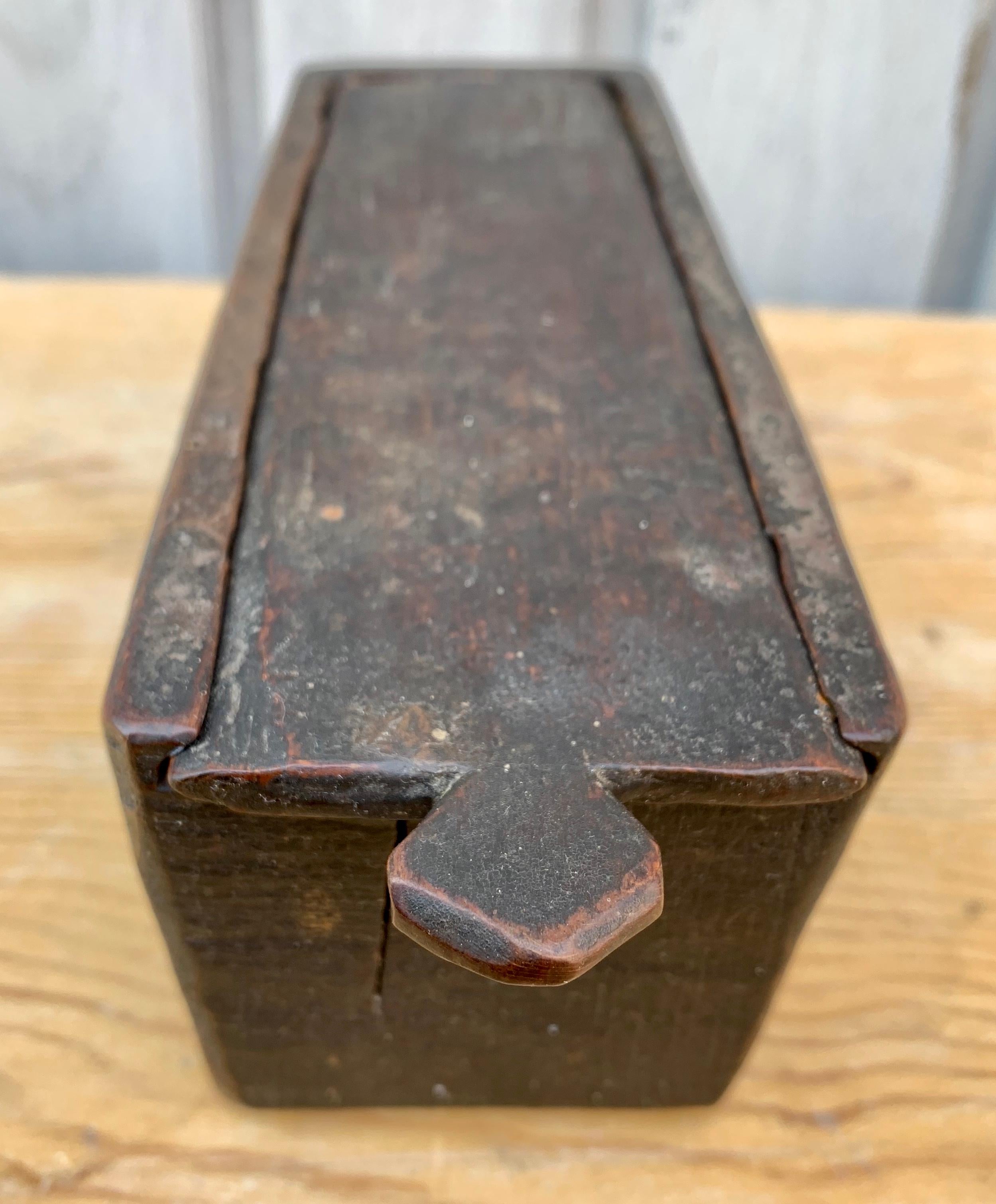 Caja de madera sueca del siglo XIX de arte popular con cuchillas de afeitar en Bueno estado para la venta en Haddonfield, NJ