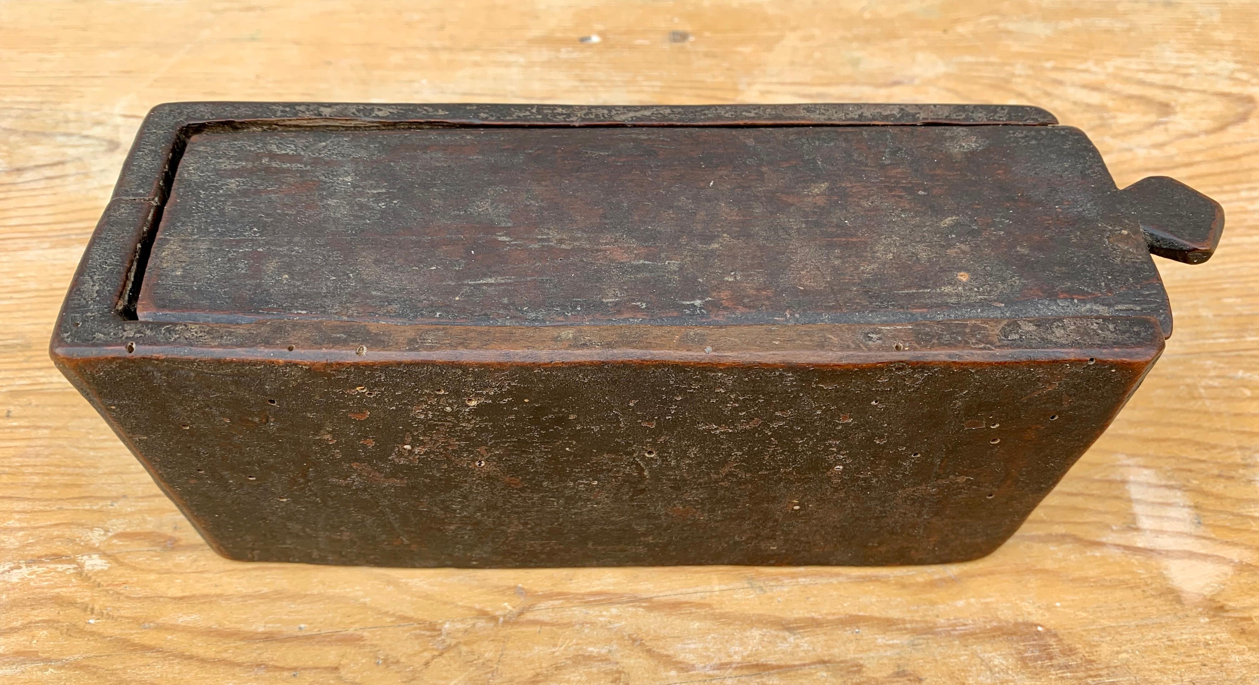Schwedische Volkskunstschachtel aus Holz des 19. Jahrhunderts mit Formmessern im Angebot 3