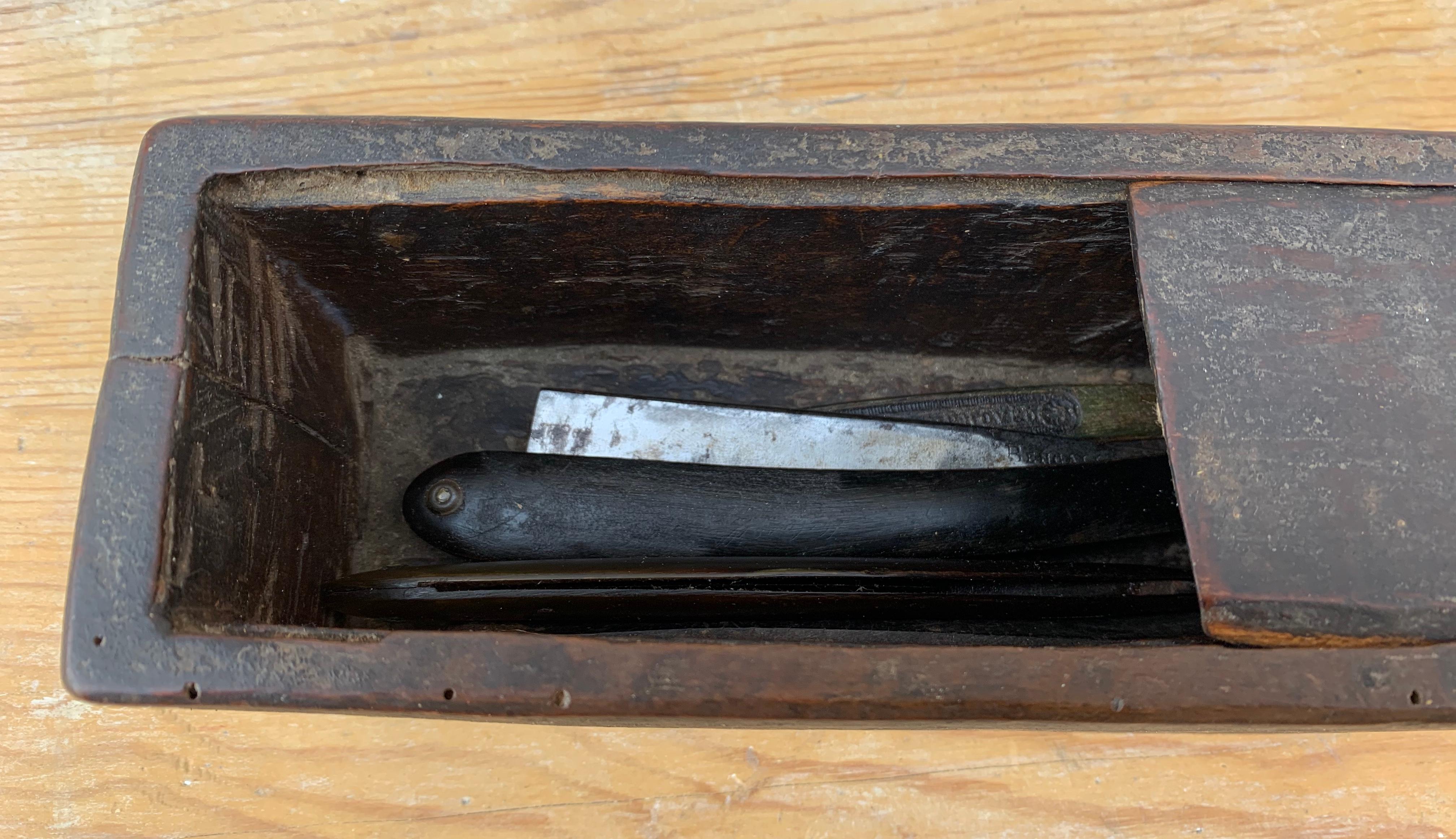 Boîte d'artisanat suédoise en bois du XIXe siècle avec couteaux de rasage en vente 1