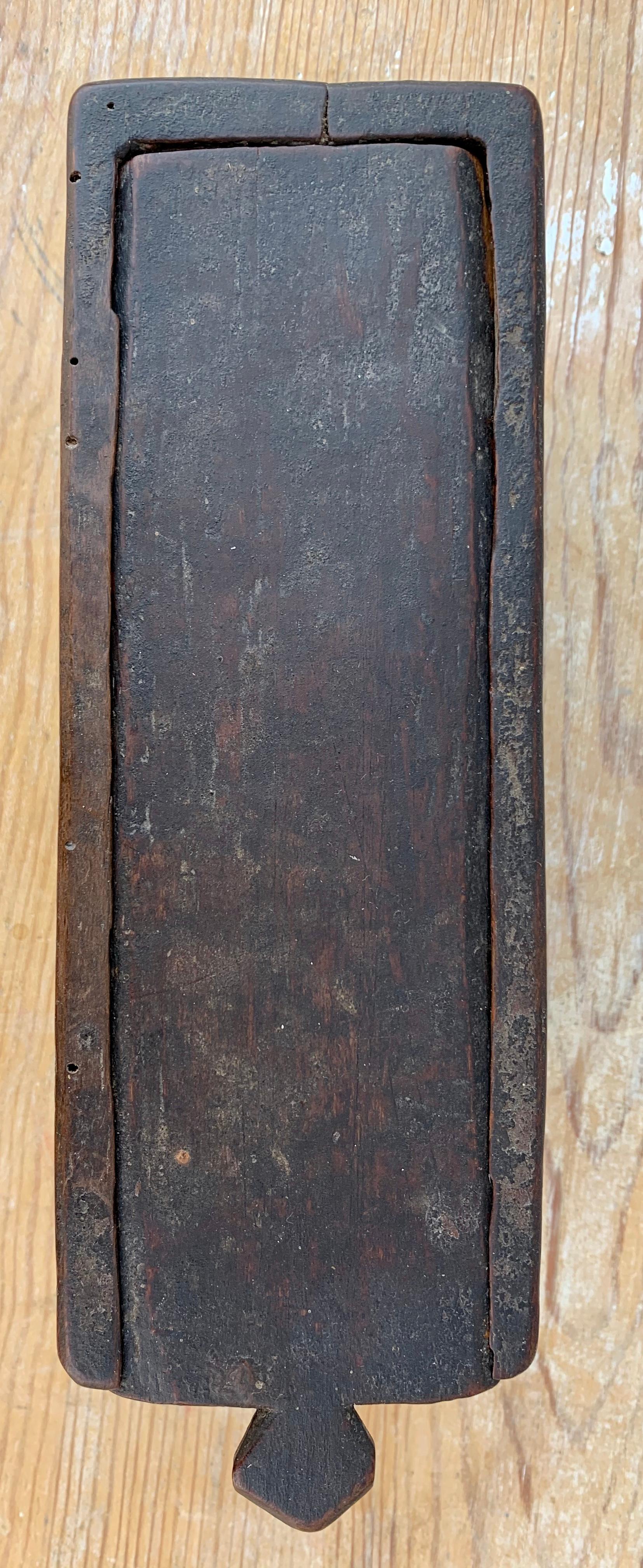 Boîte d'artisanat suédoise en bois du XIXe siècle avec couteaux de rasage en vente 2