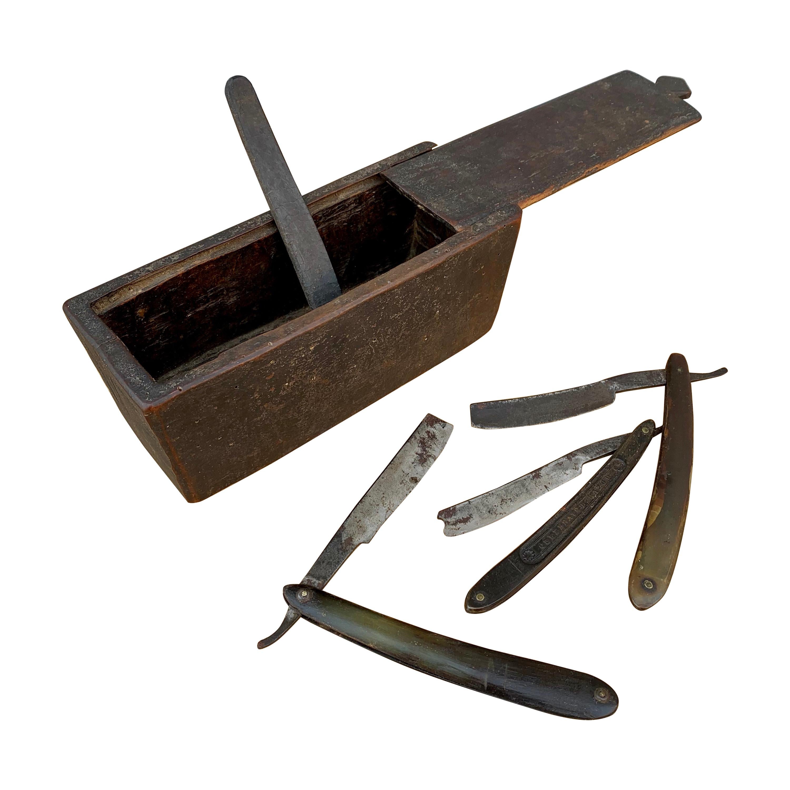 Boîte d'artisanat suédoise en bois du XIXe siècle avec couteaux de rasage