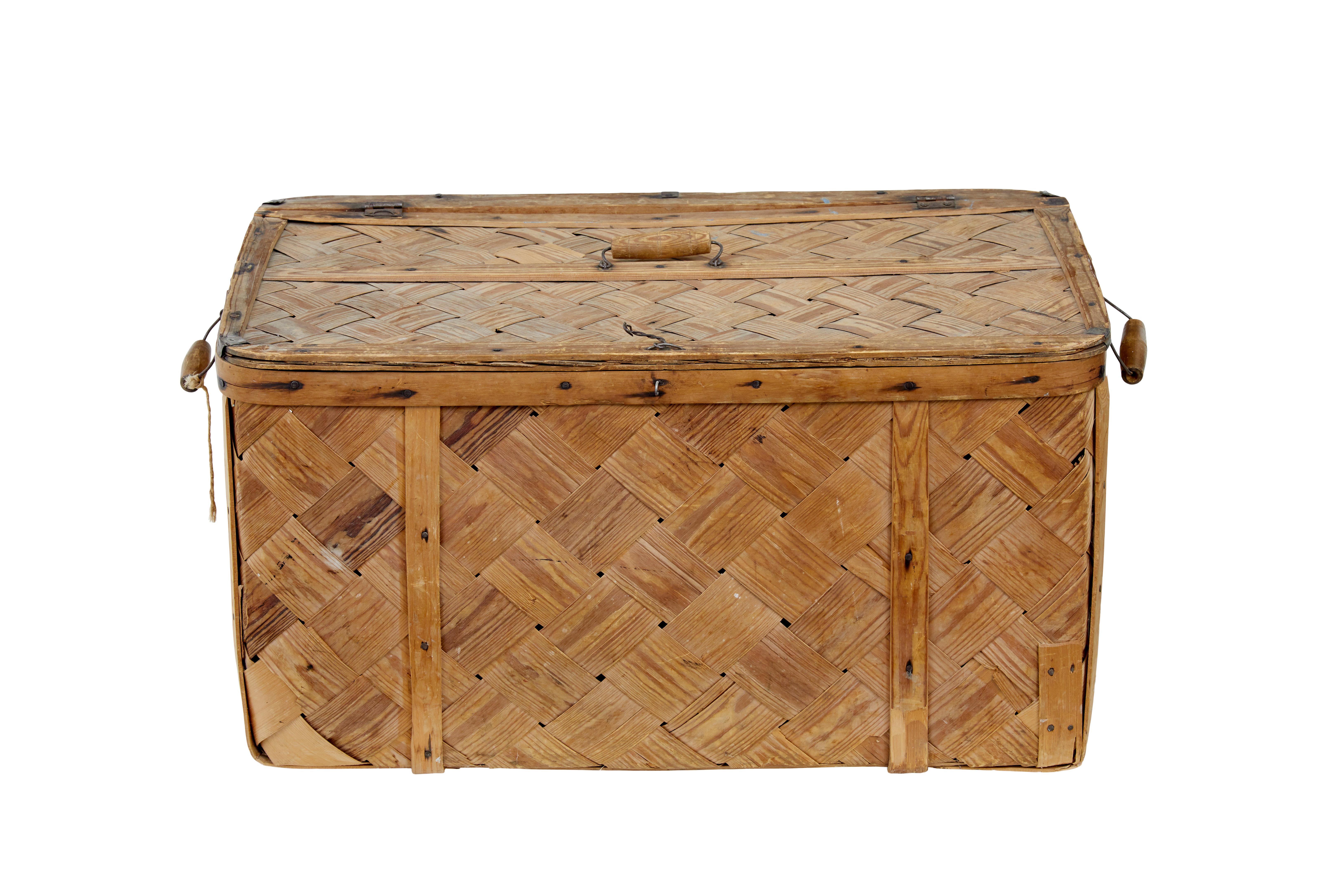 Swedish 19th century woven pine basket In Good Condition For Sale In Debenham, Suffolk