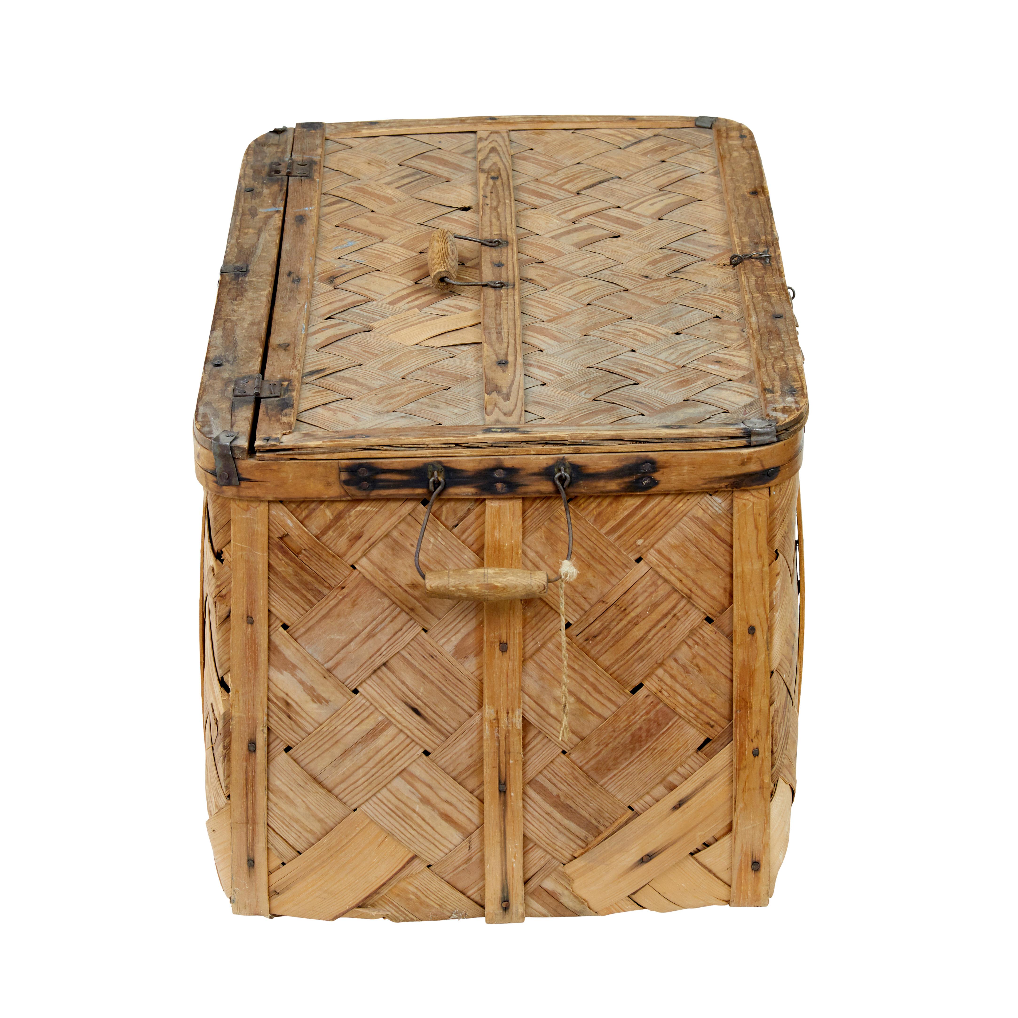 Swedish 19th century woven pine basket For Sale 1