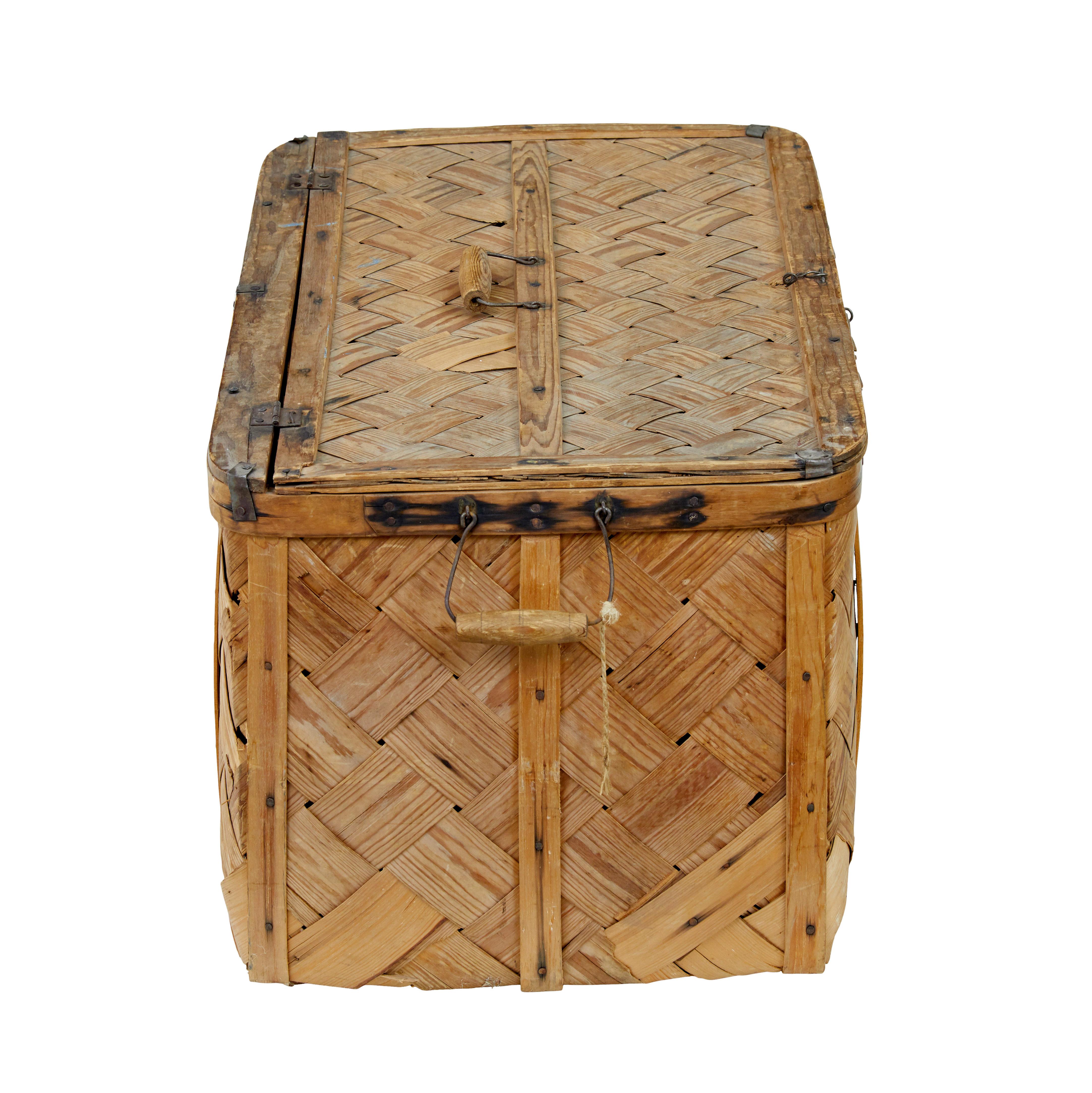 Swedish 19th century woven pine basket For Sale 1