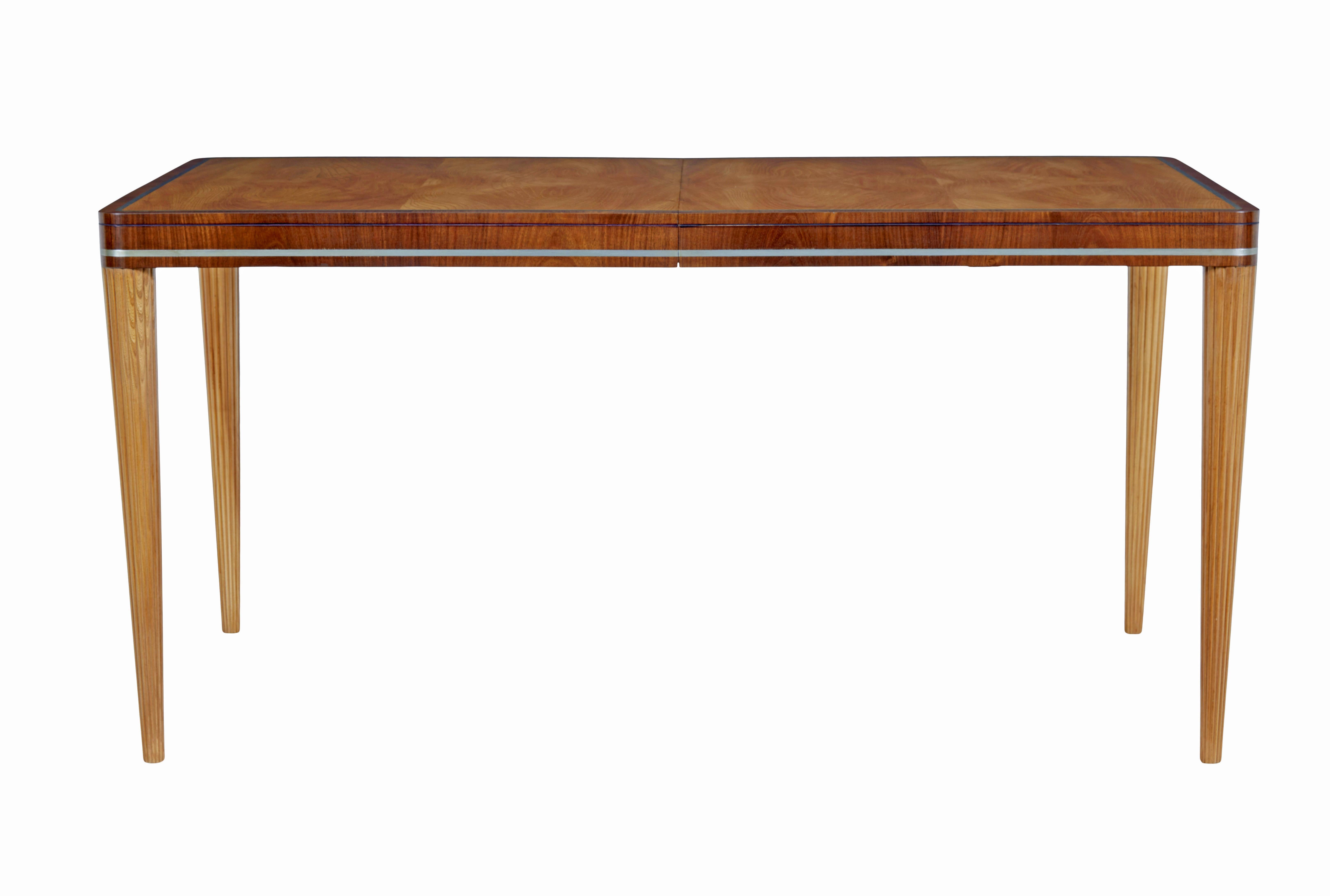 Table en orme et acajou du milieu du 20ème siècle par Carl Bergsten circa 1930.

Magnifique table du célèbre designer et architecte suédois Carl Bergsten (1879-1935).

Cette table peut s'étendre, mais elle est actuellement fixée fermée, il n'y a pas