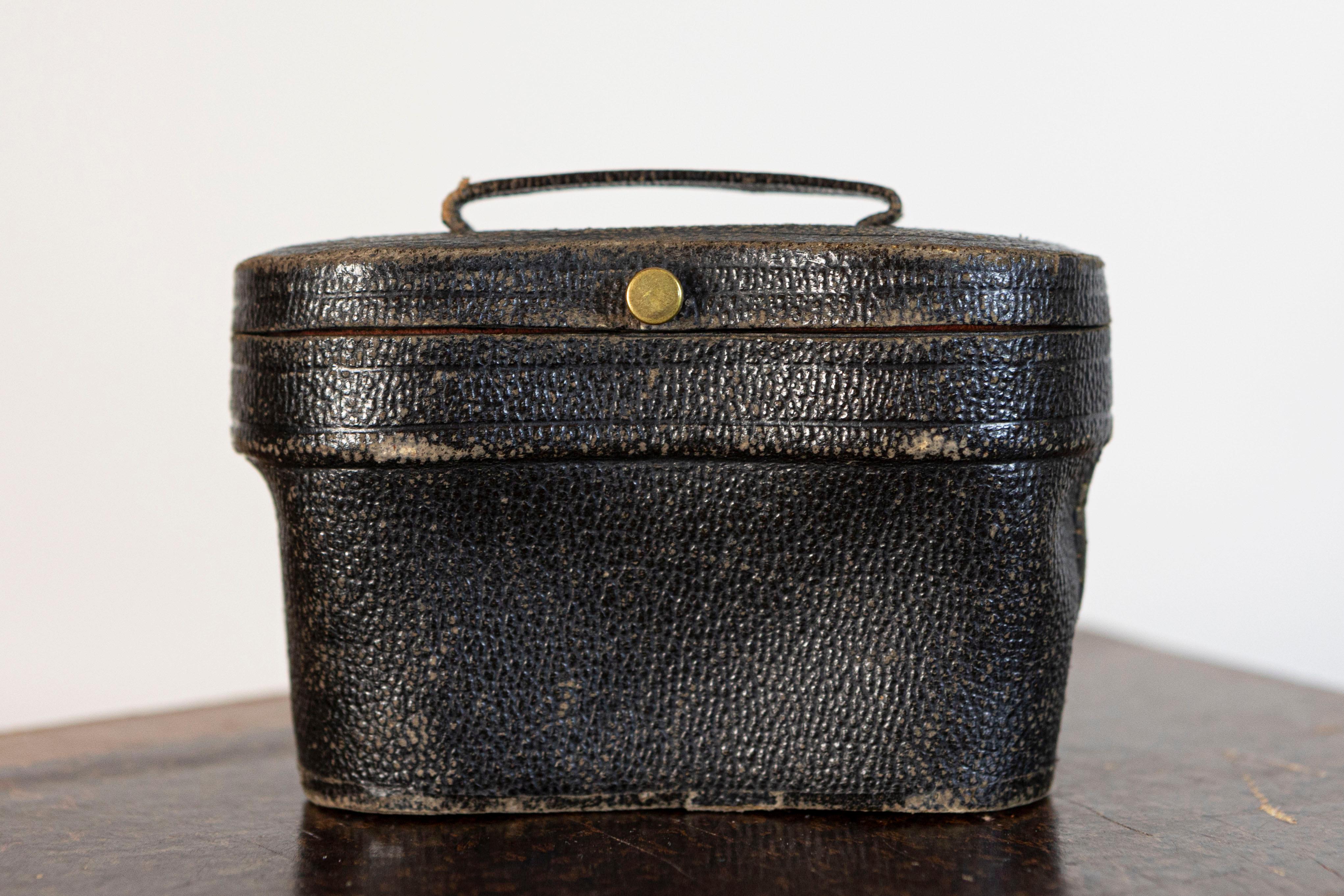 Swedish 20th-Century Mother-of-Pearl and Brass Theater Binoculars with Leather In Good Condition For Sale In Atlanta, GA