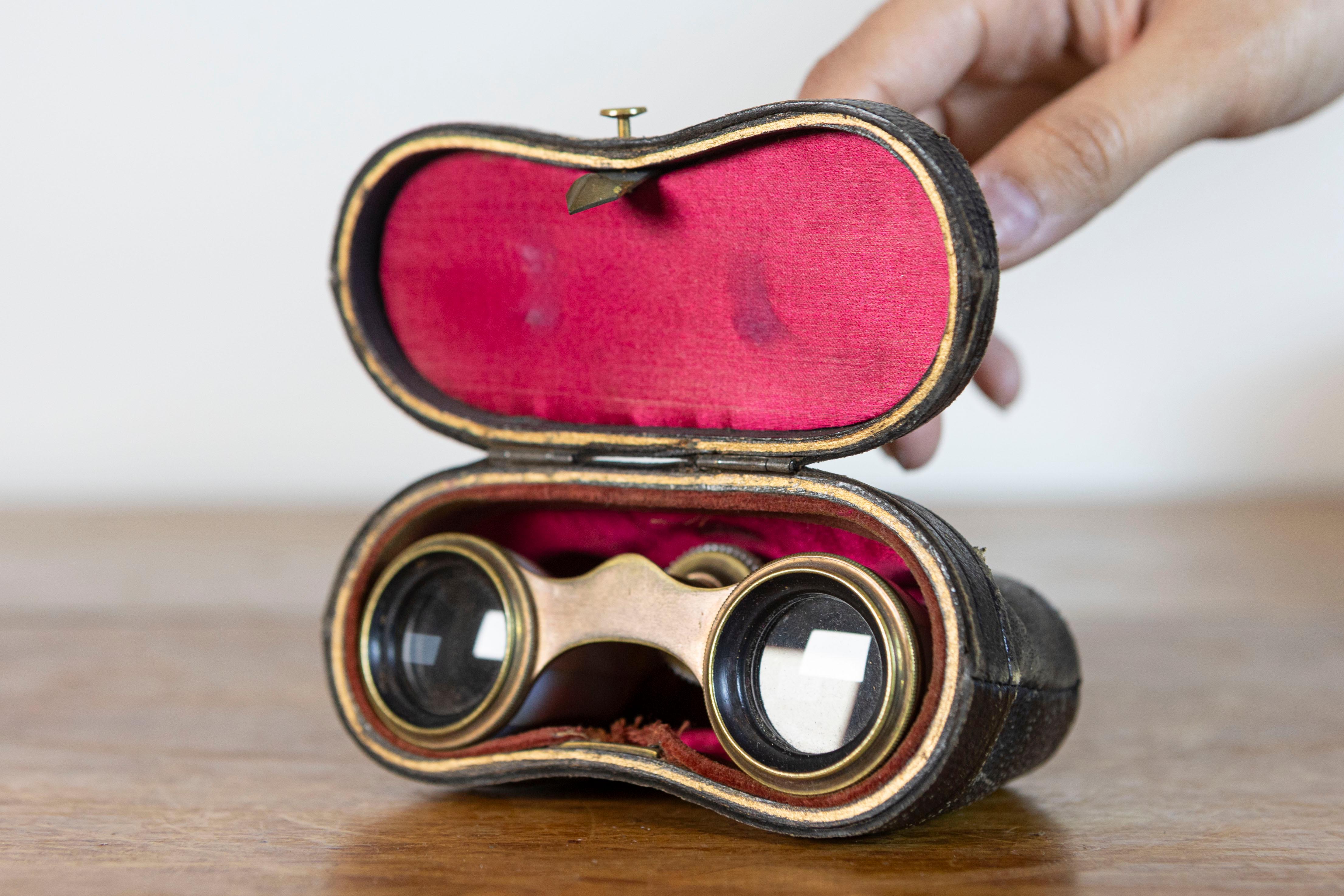 Swedish 20th-Century Mother-of-Pearl and Brass Theater Binoculars with Leather For Sale 1