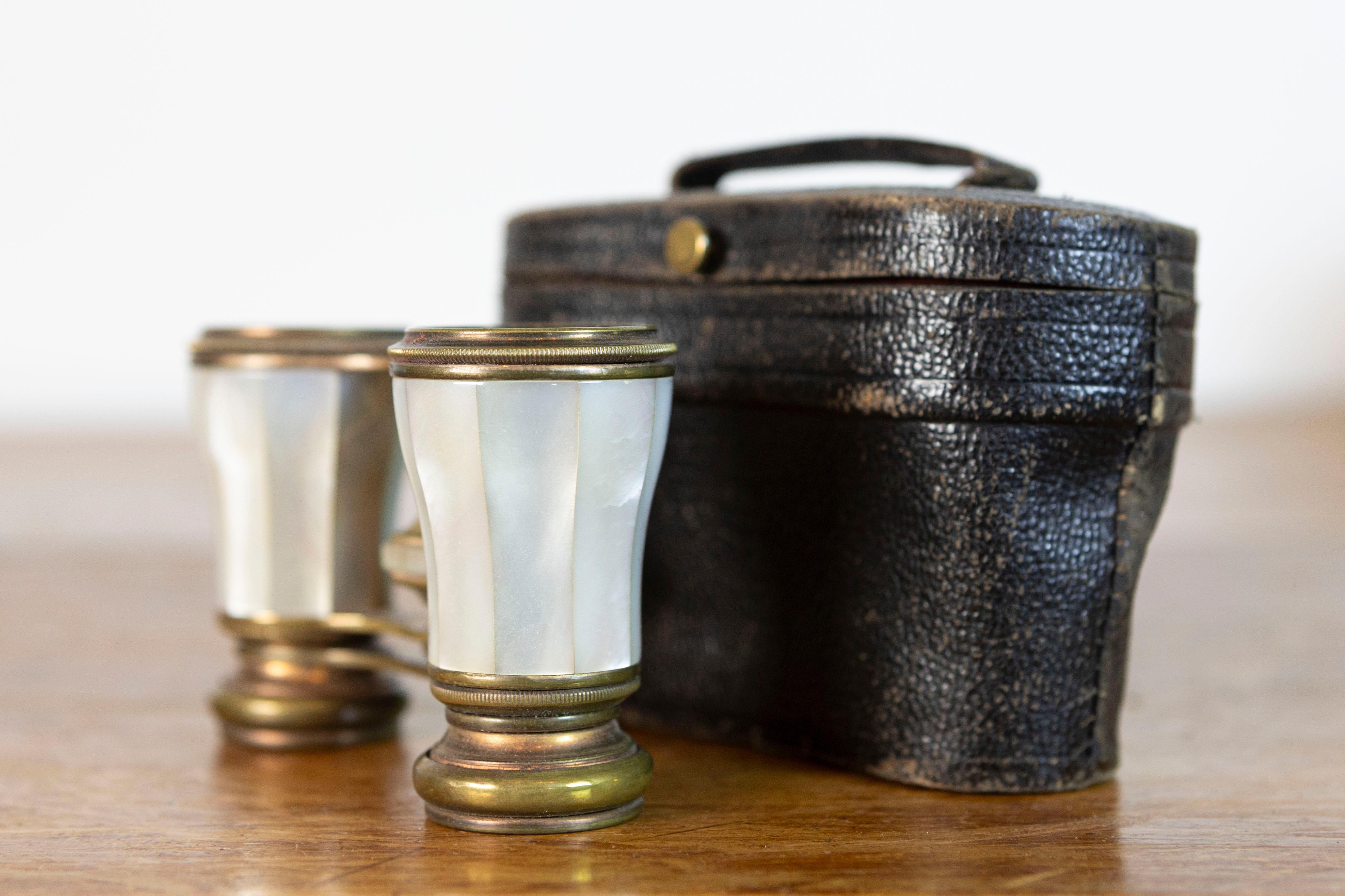 Swedish 20th-Century Mother-of-Pearl and Brass Theater Binoculars with Leather For Sale 2