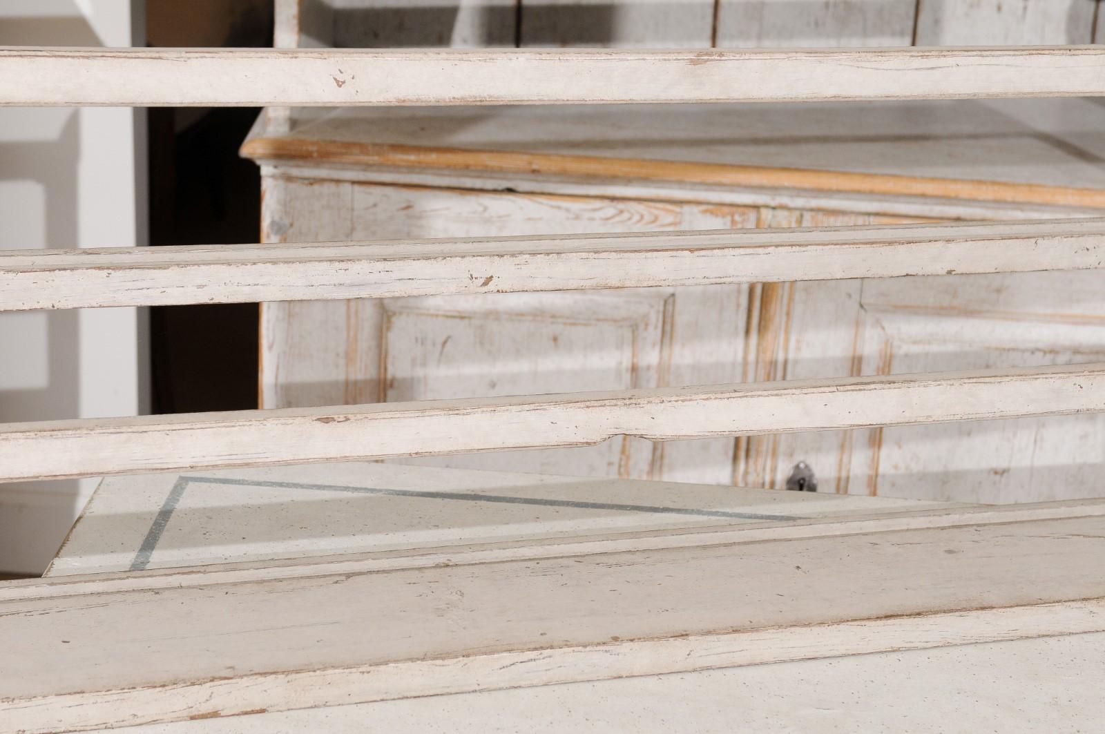 Porte-assiettes suédois du 20ème siècle en bois peint avec finition peinte vieillie Bon état à Atlanta, GA