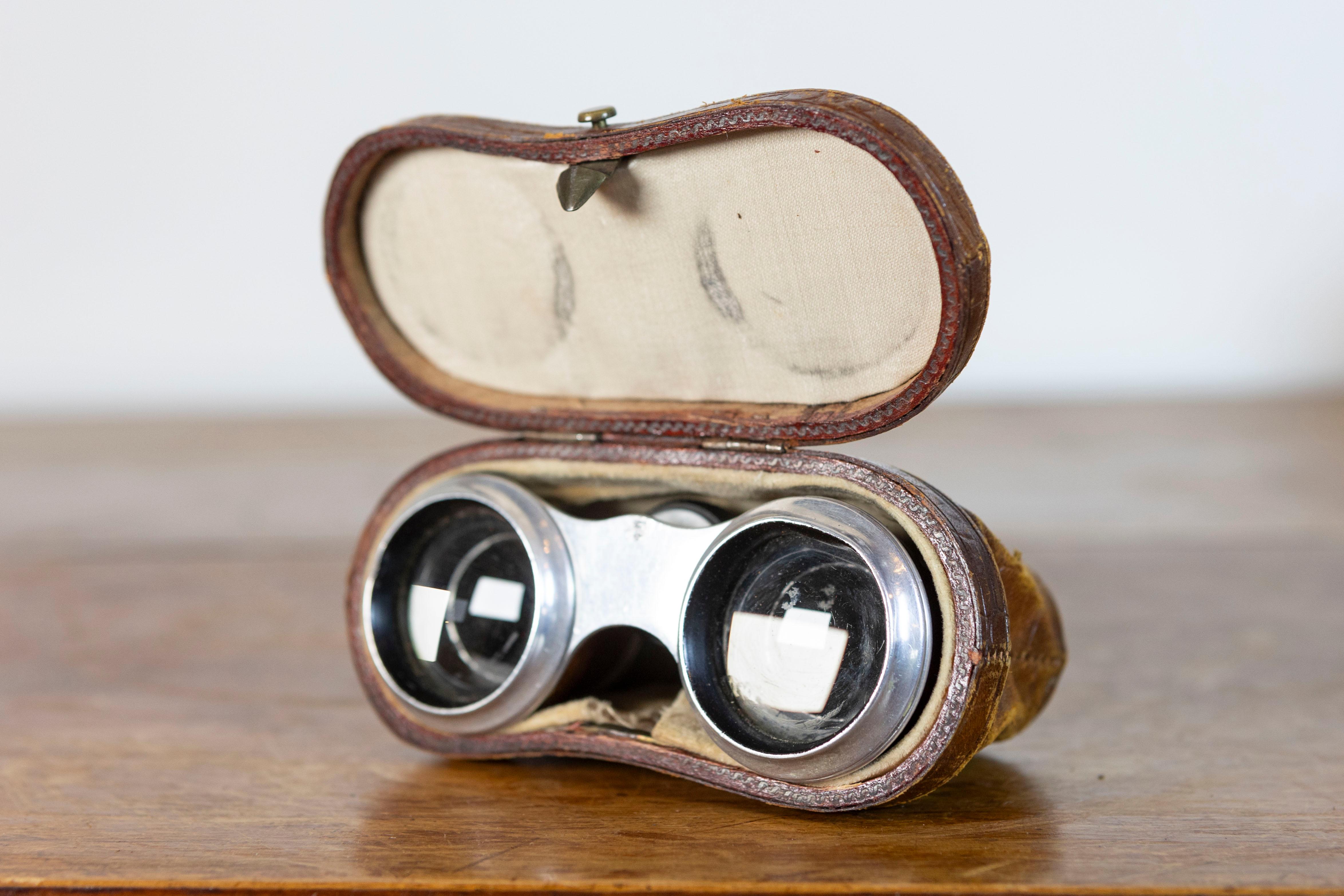 20ième siècle Paire de miroirs de théâtre suédois du 20ème siècle avec étui en cuir en vente