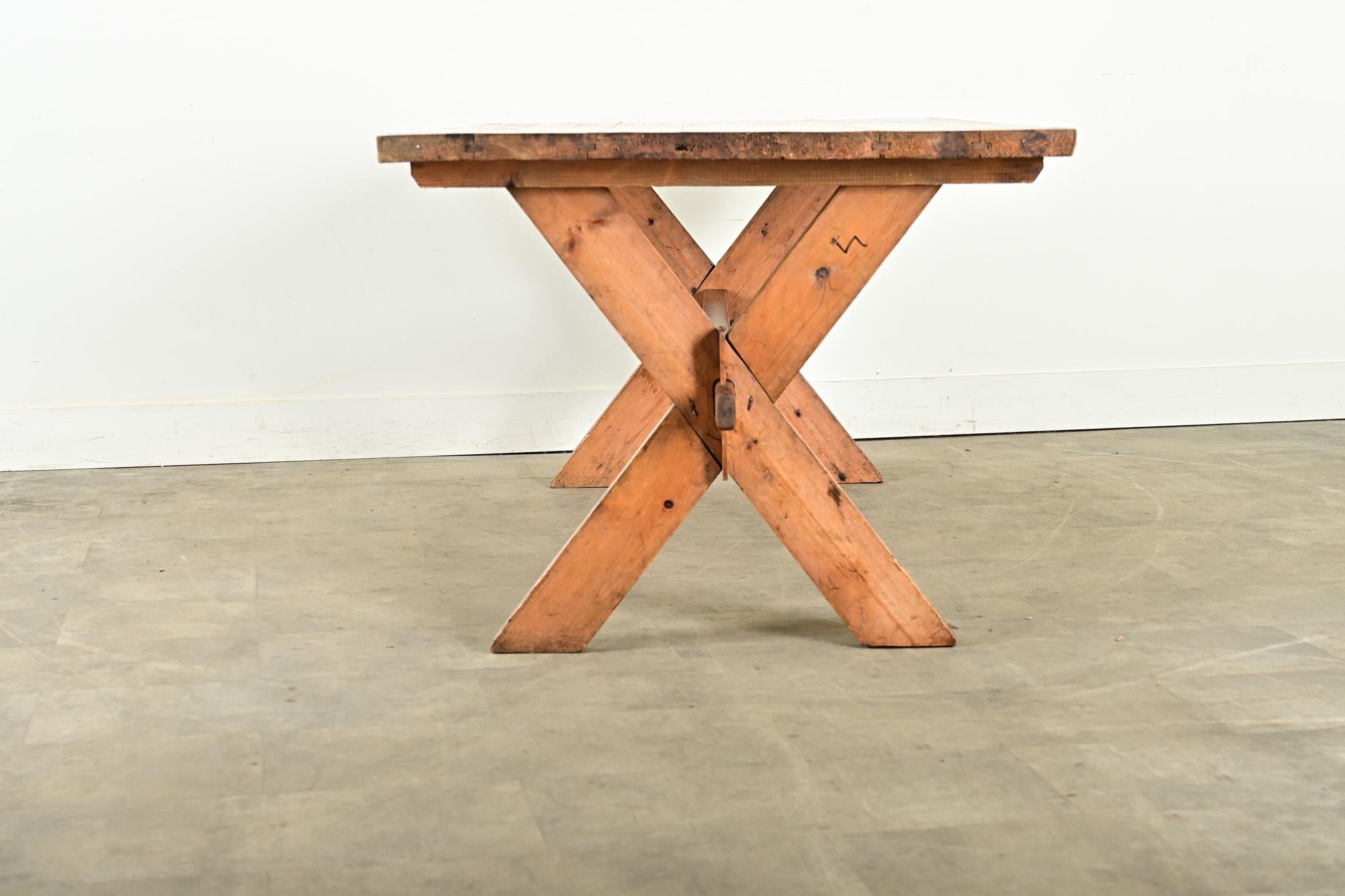 Mesa caballete sueca de pino del siglo XX en venta 5