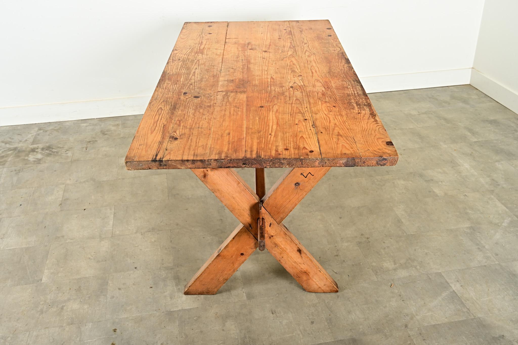 Mesa caballete sueca de pino del siglo XX en venta 6