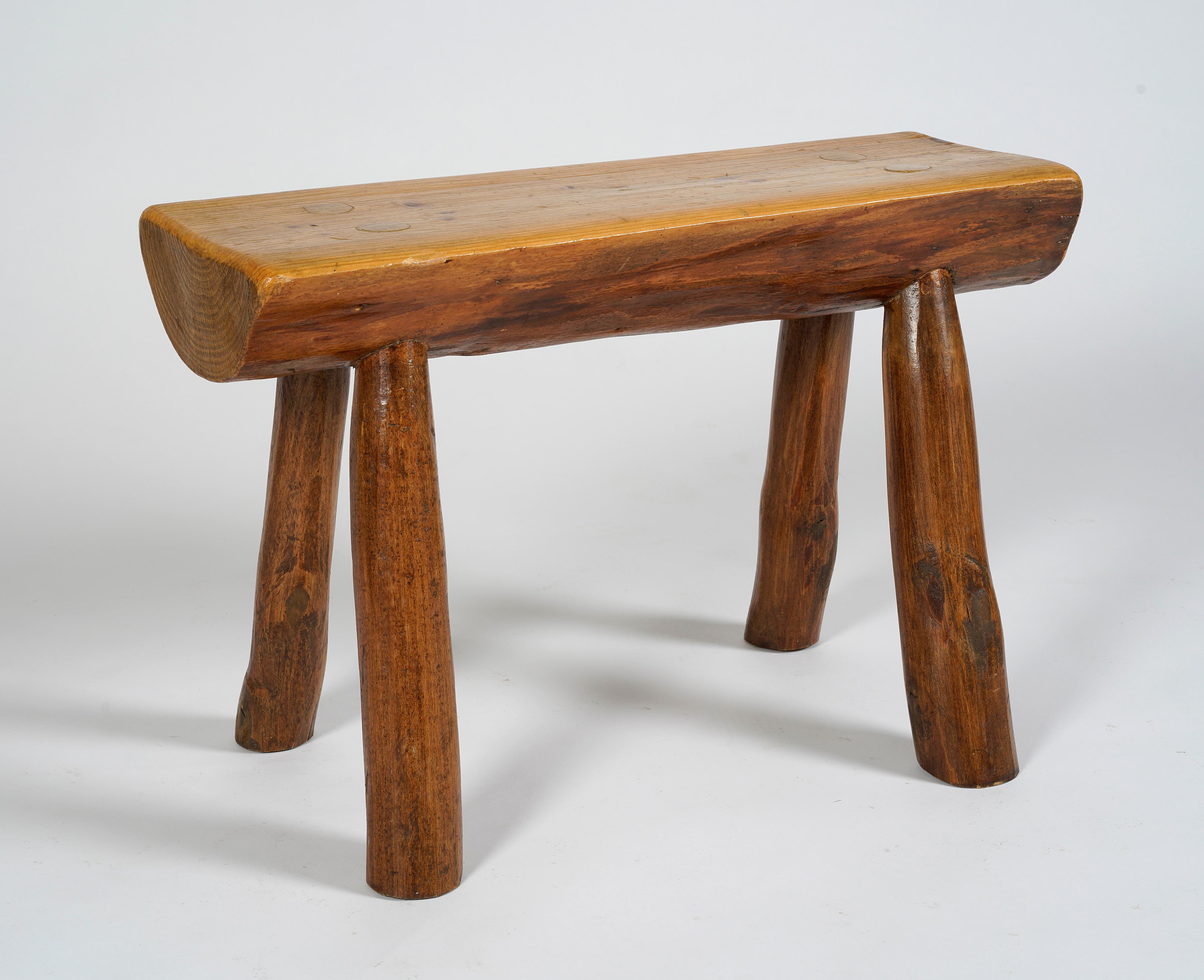 Banc suédois à quatre pieds en pin massif avec des pieds teintés. Design/One. Probablement produit dans les années 1970. 