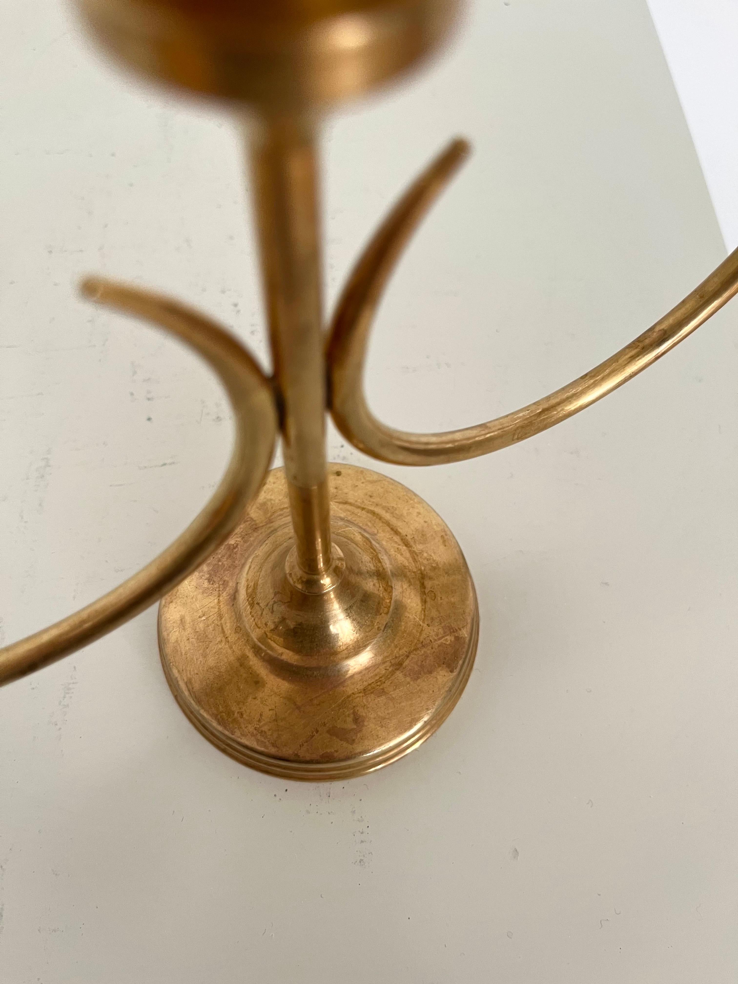 Candelabro svedese a 3 bracci in ottone di metà secolo nello stile di Josef Frank, anni '60 in vendita 3