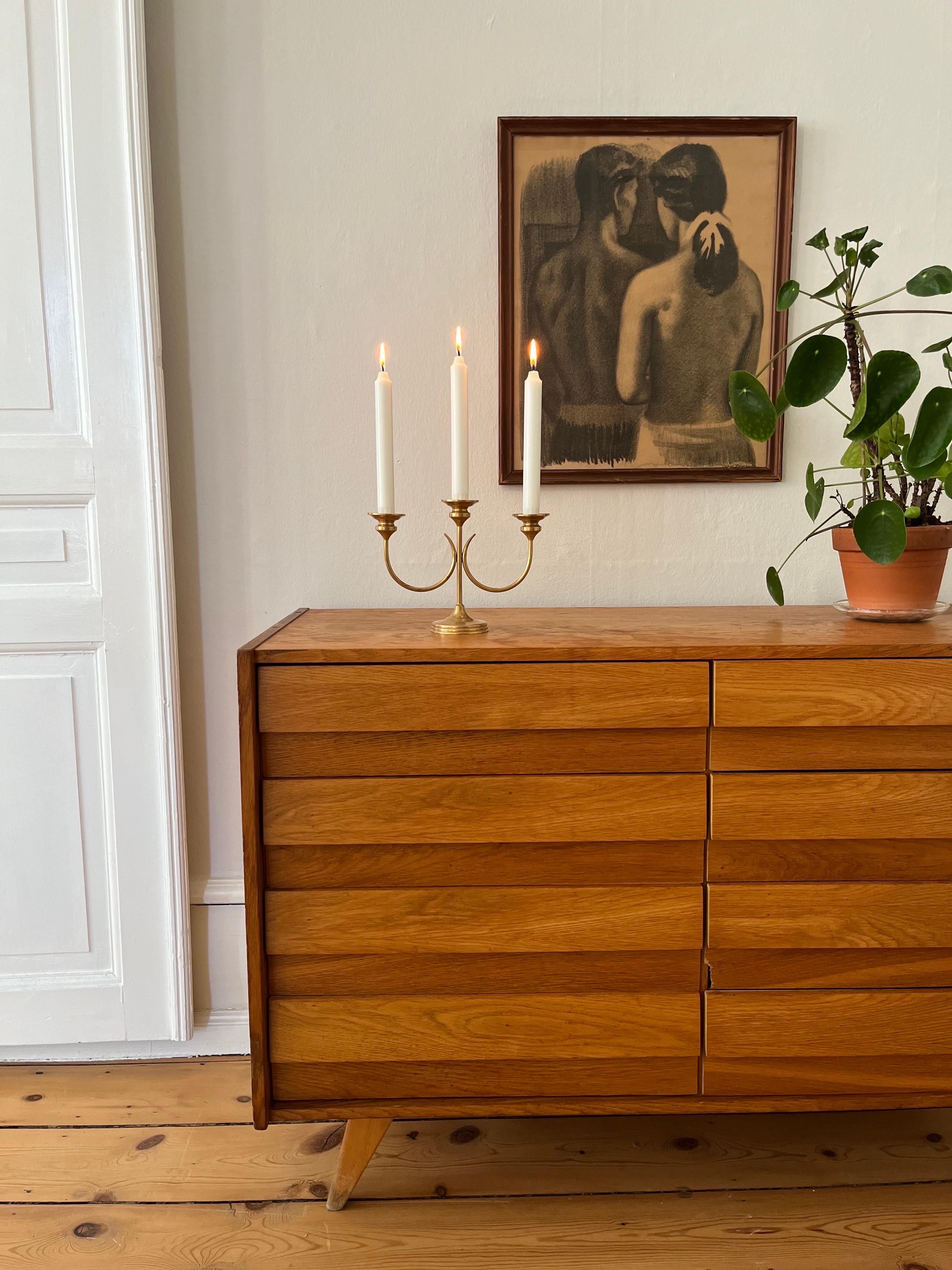 Candelabro svedese a 3 bracci in ottone di metà secolo nello stile di Josef Frank, anni '60

Elegante candelabro svedese a tre bracci in ottone della metà del secolo scorso, disegnato nello stile di Josef Frank. Caratterizzato da forme organiche