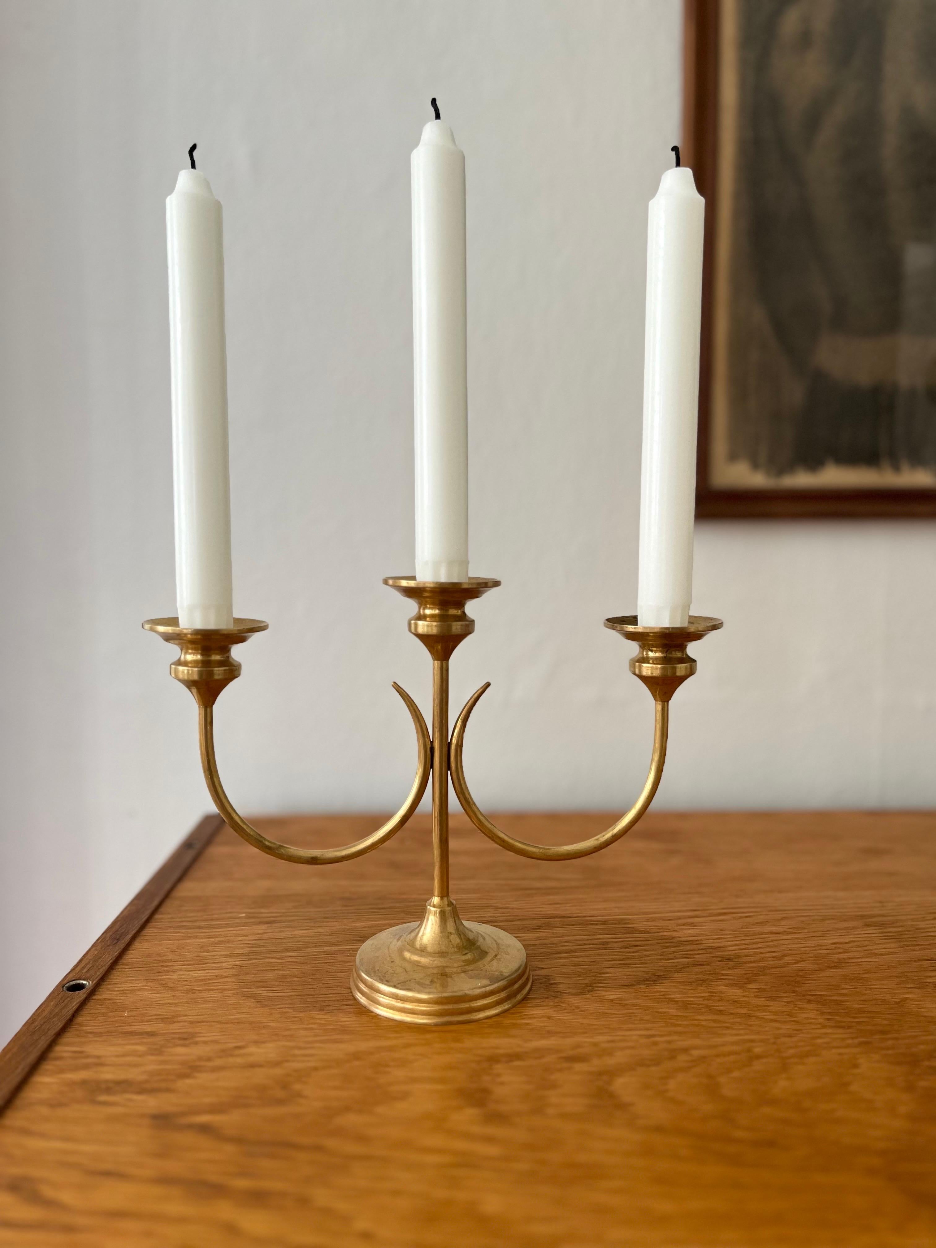 Scandinavo moderno Candelabro svedese a 3 bracci in ottone di metà secolo nello stile di Josef Frank, anni '60 in vendita