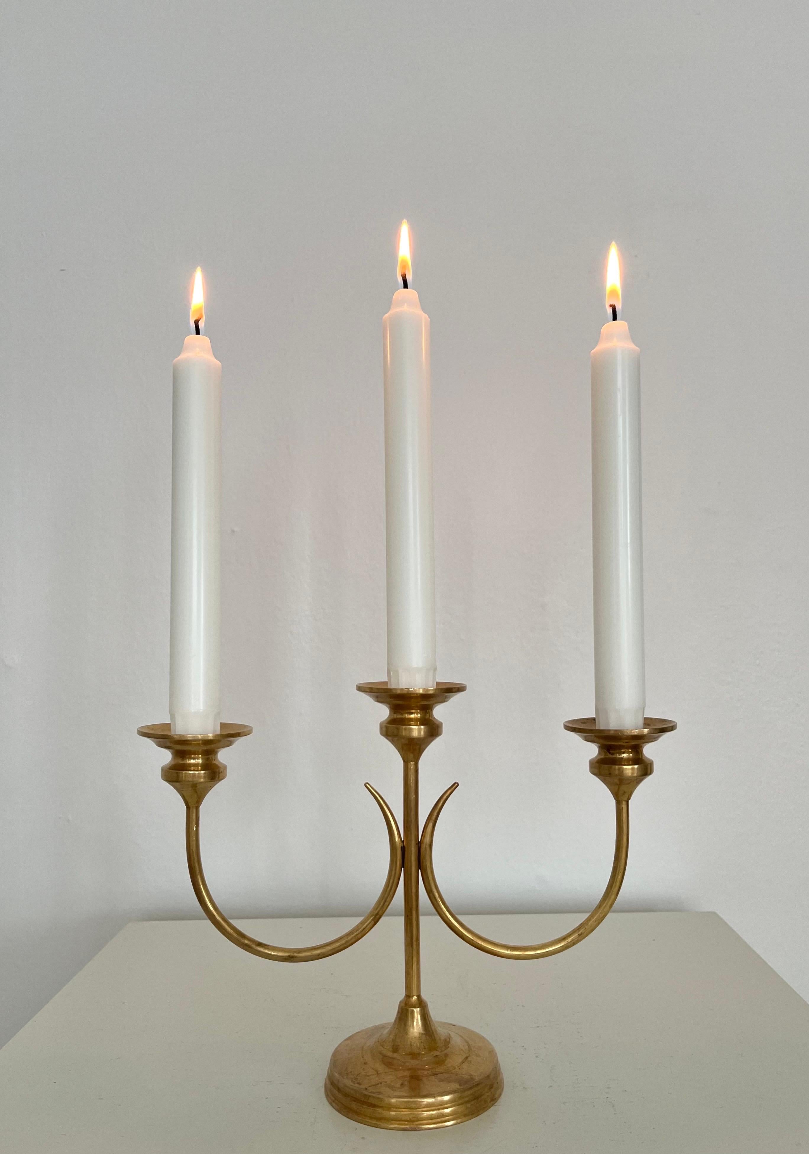 Svedese Candelabro svedese a 3 bracci in ottone di metà secolo nello stile di Josef Frank, anni '60 in vendita