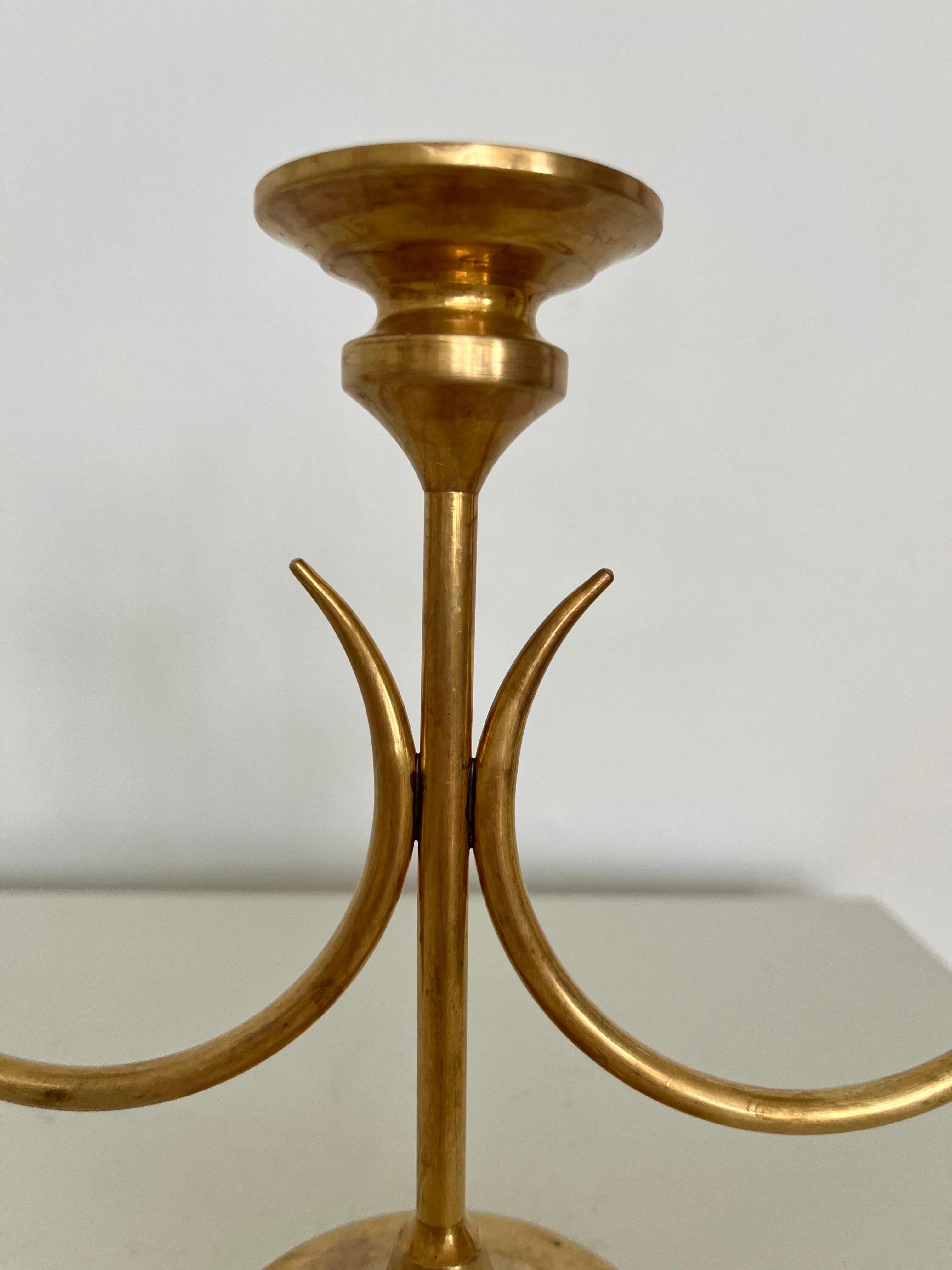 Ottone Candelabro svedese a 3 bracci in ottone di metà secolo nello stile di Josef Frank, anni '60 in vendita