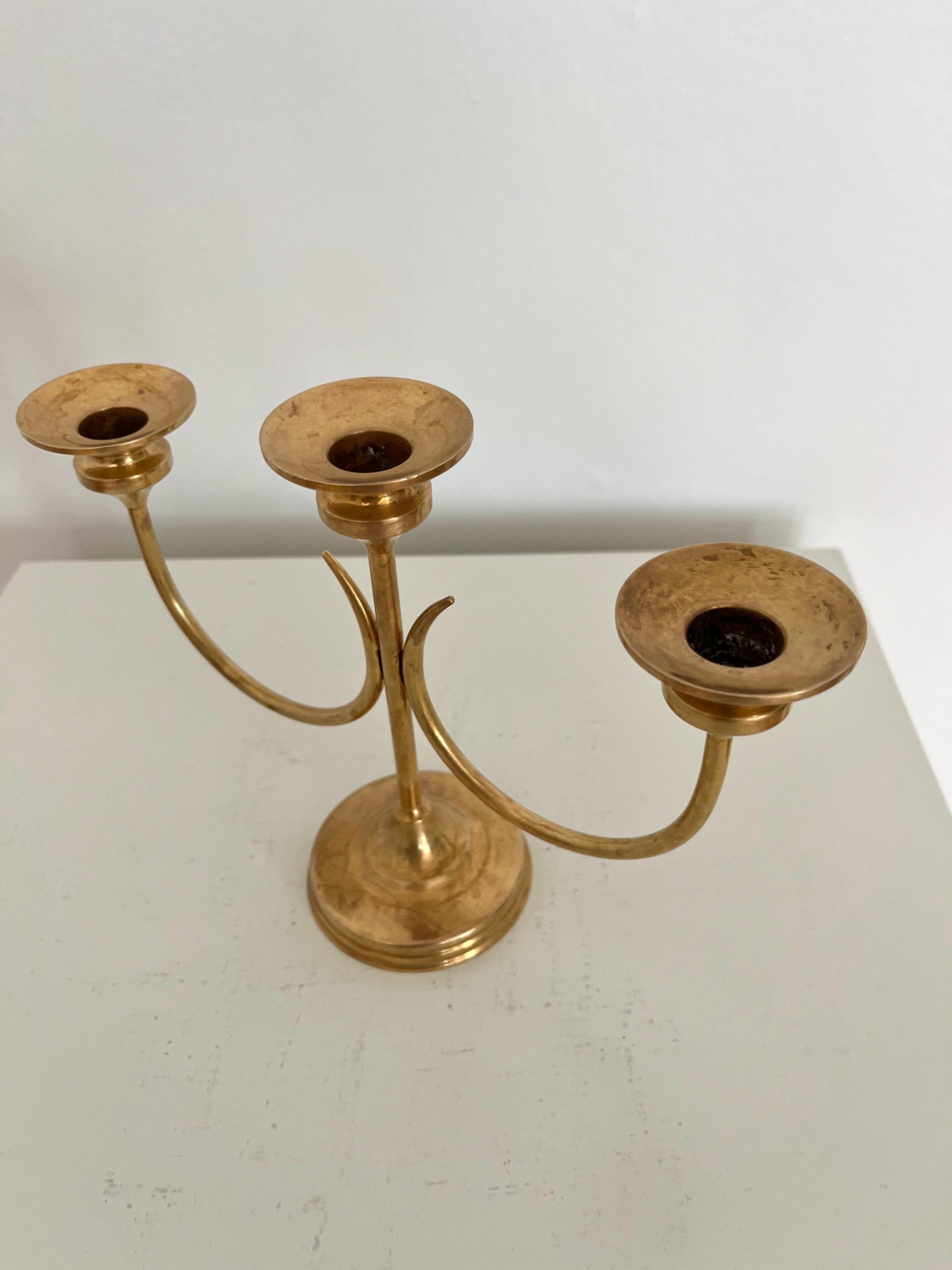 Candelabro svedese a 3 bracci in ottone di metà secolo nello stile di Josef Frank, anni '60 in vendita 1