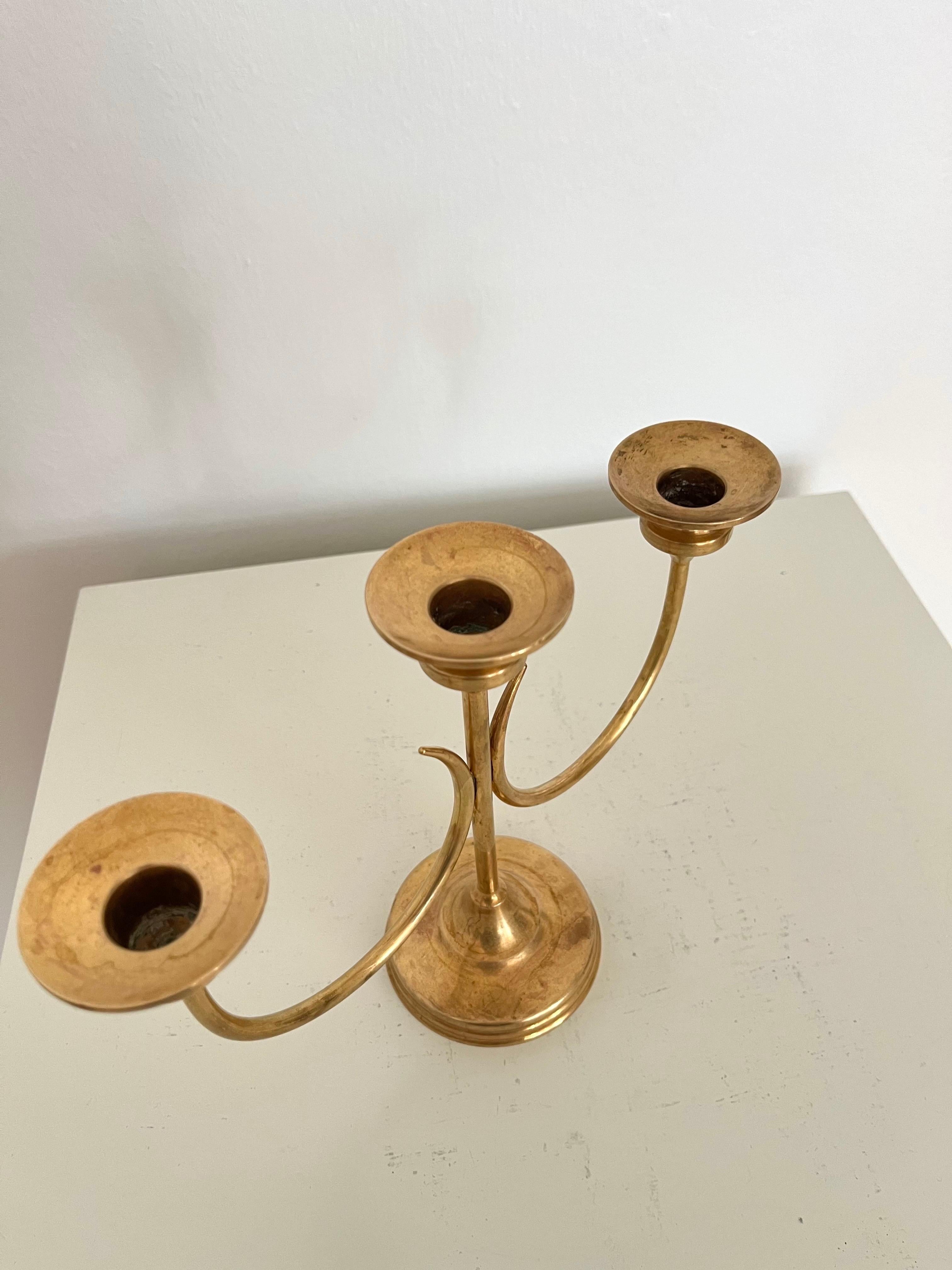 Candelabro svedese a 3 bracci in ottone di metà secolo nello stile di Josef Frank, anni '60 in vendita 2