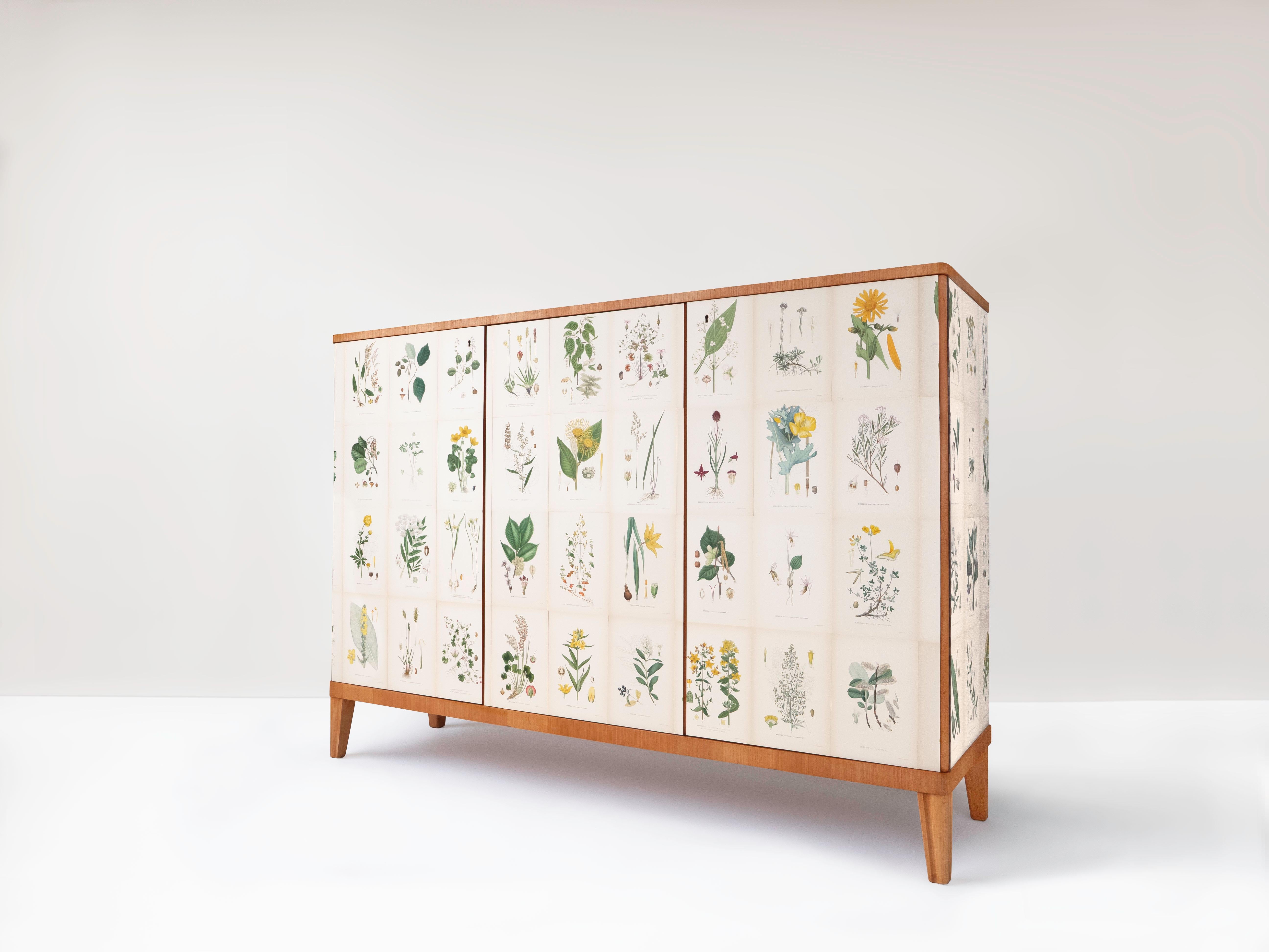 Armadio svedese a 3 ante con illustrazioni di Flora Nordens, stile Josef Frank in vendita 4