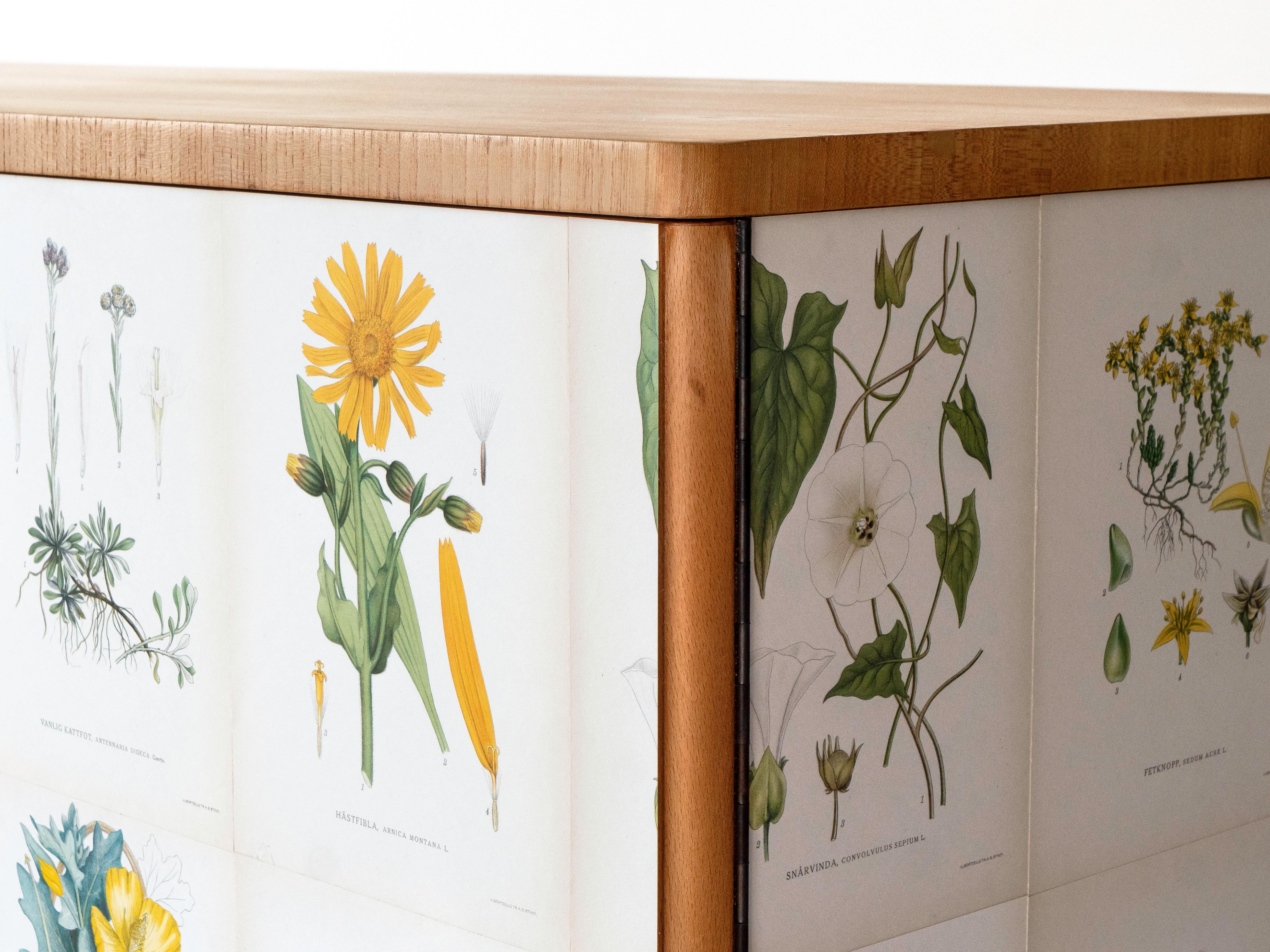 Armadio svedese a 3 ante con illustrazioni di Flora Nordens, stile Josef Frank in vendita 5