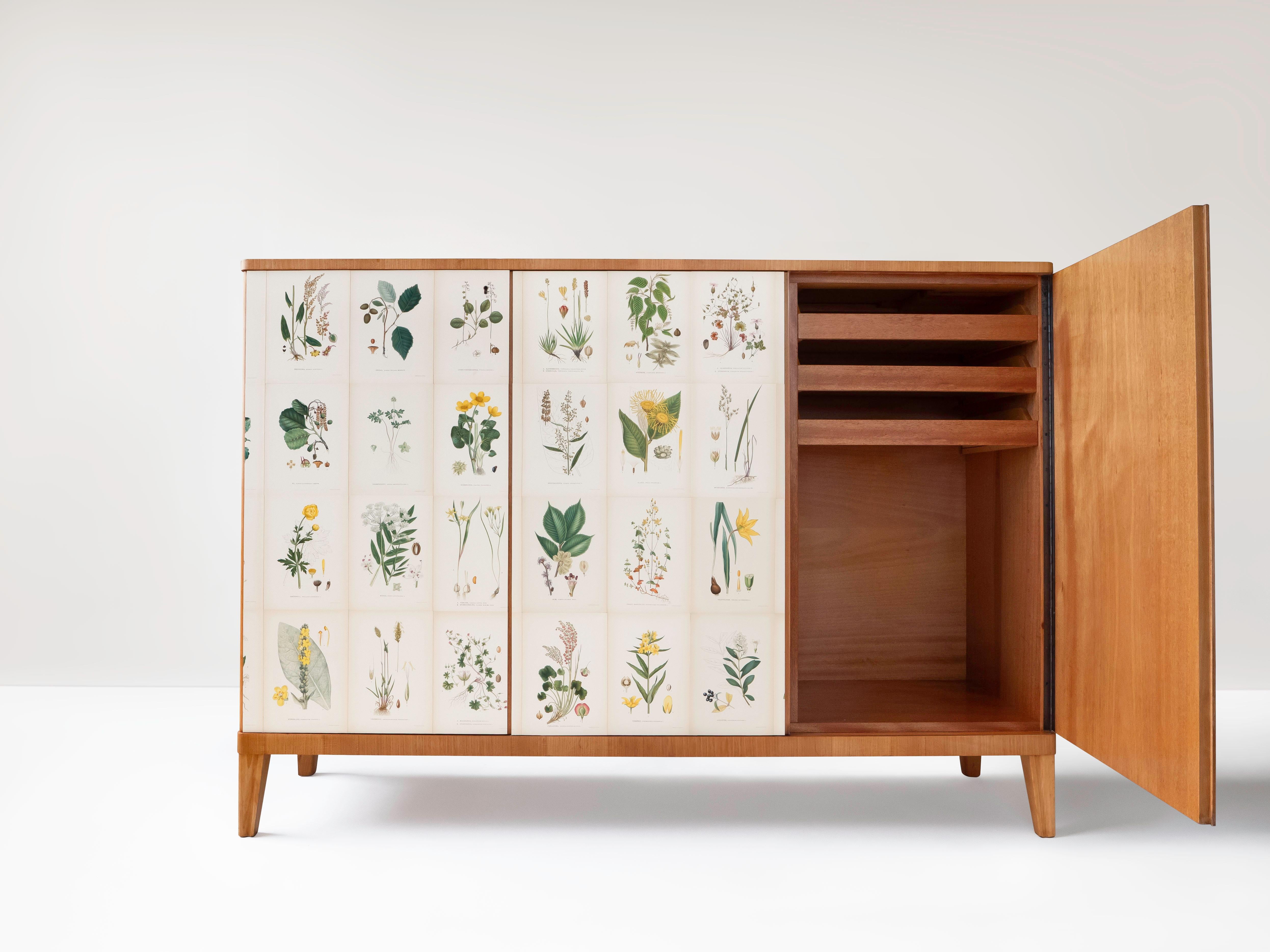 Scandinavo moderno Armadio svedese a 3 ante con illustrazioni di Flora Nordens, stile Josef Frank in vendita
