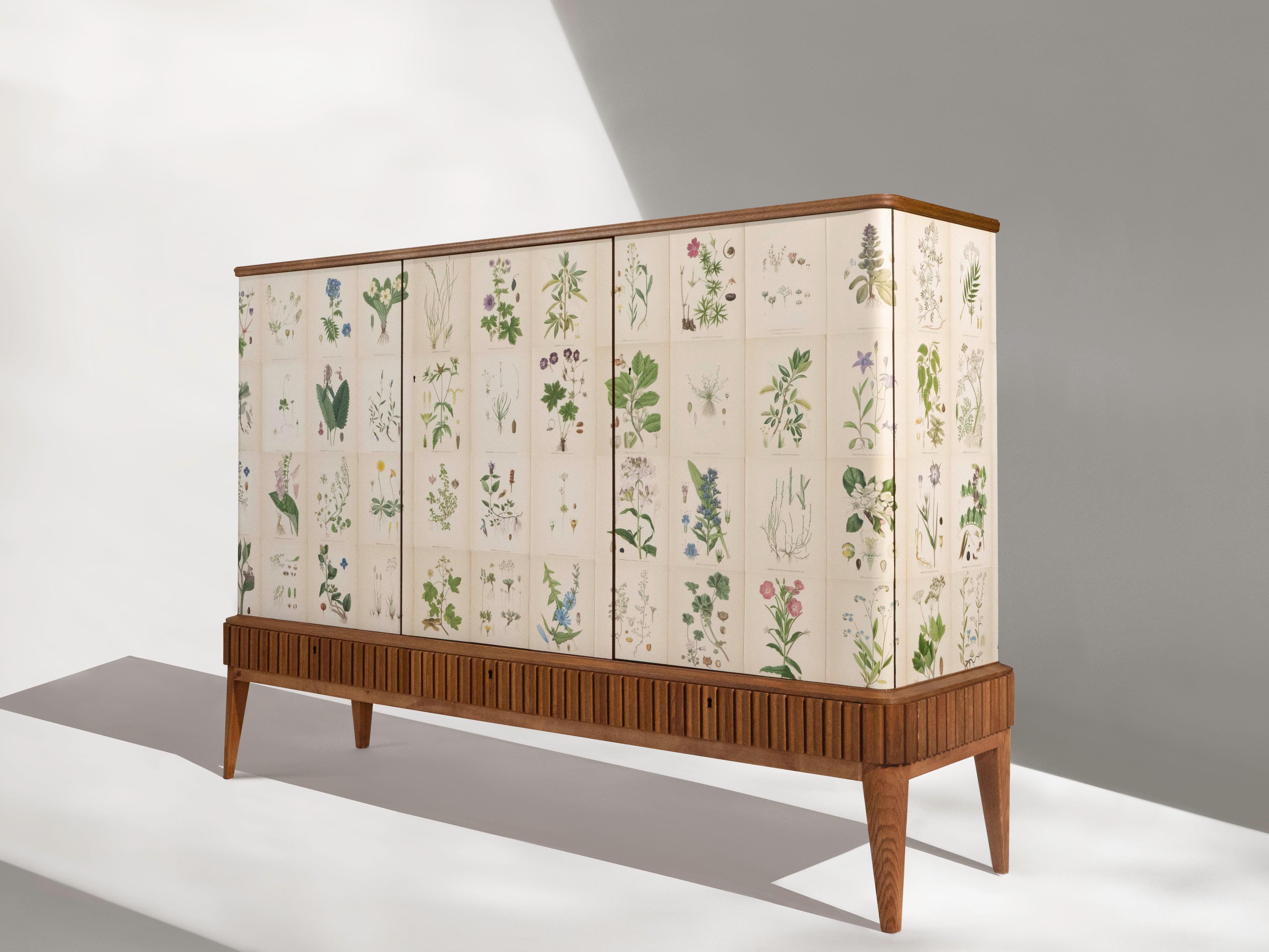 Scandinave moderne Meuble de rangement suédois à 3 portes avec illustrations florales Nordens, style Josef Frank en vente