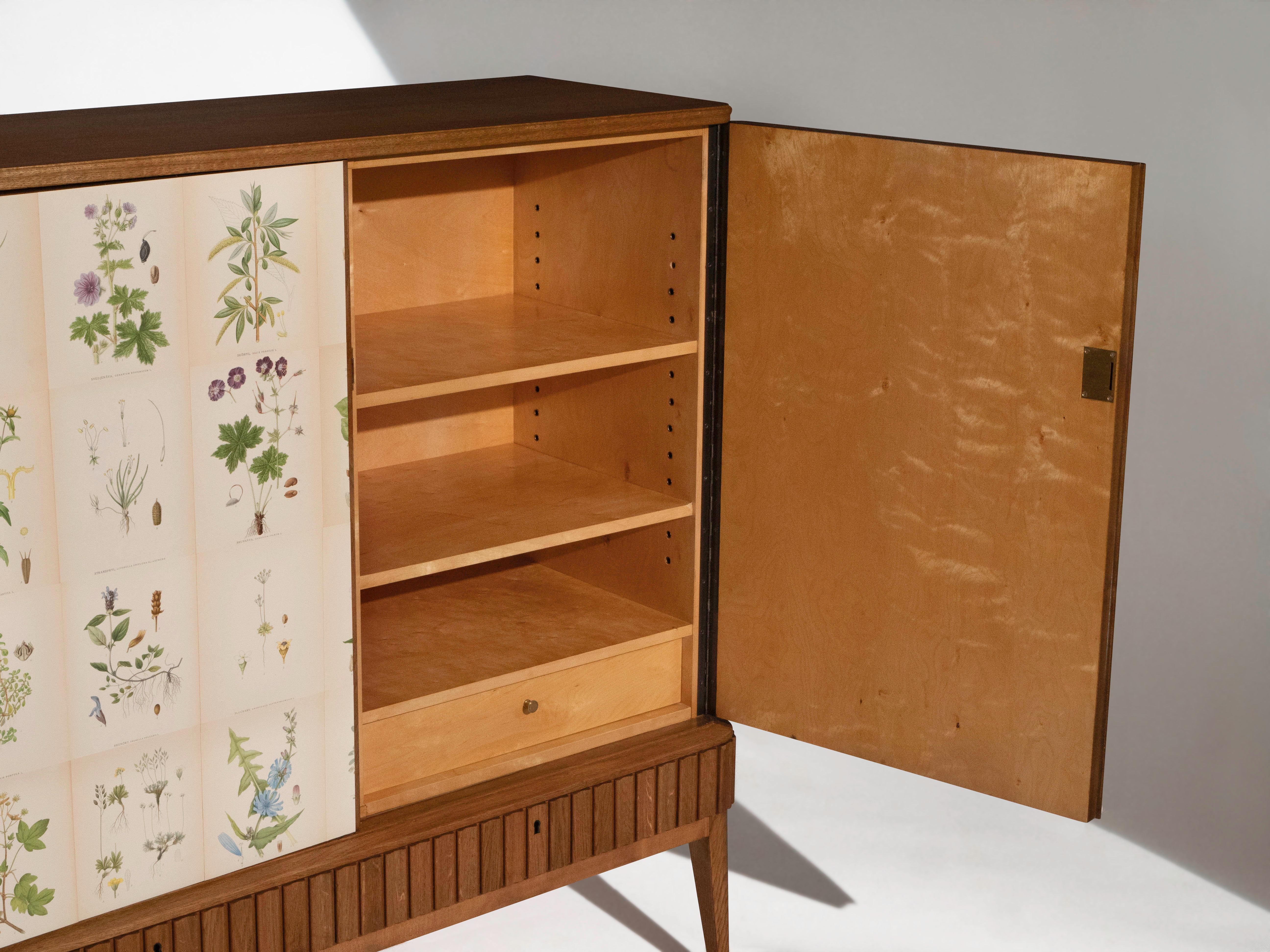 Acajou Meuble de rangement suédois à 3 portes avec illustrations florales Nordens, style Josef Frank en vente