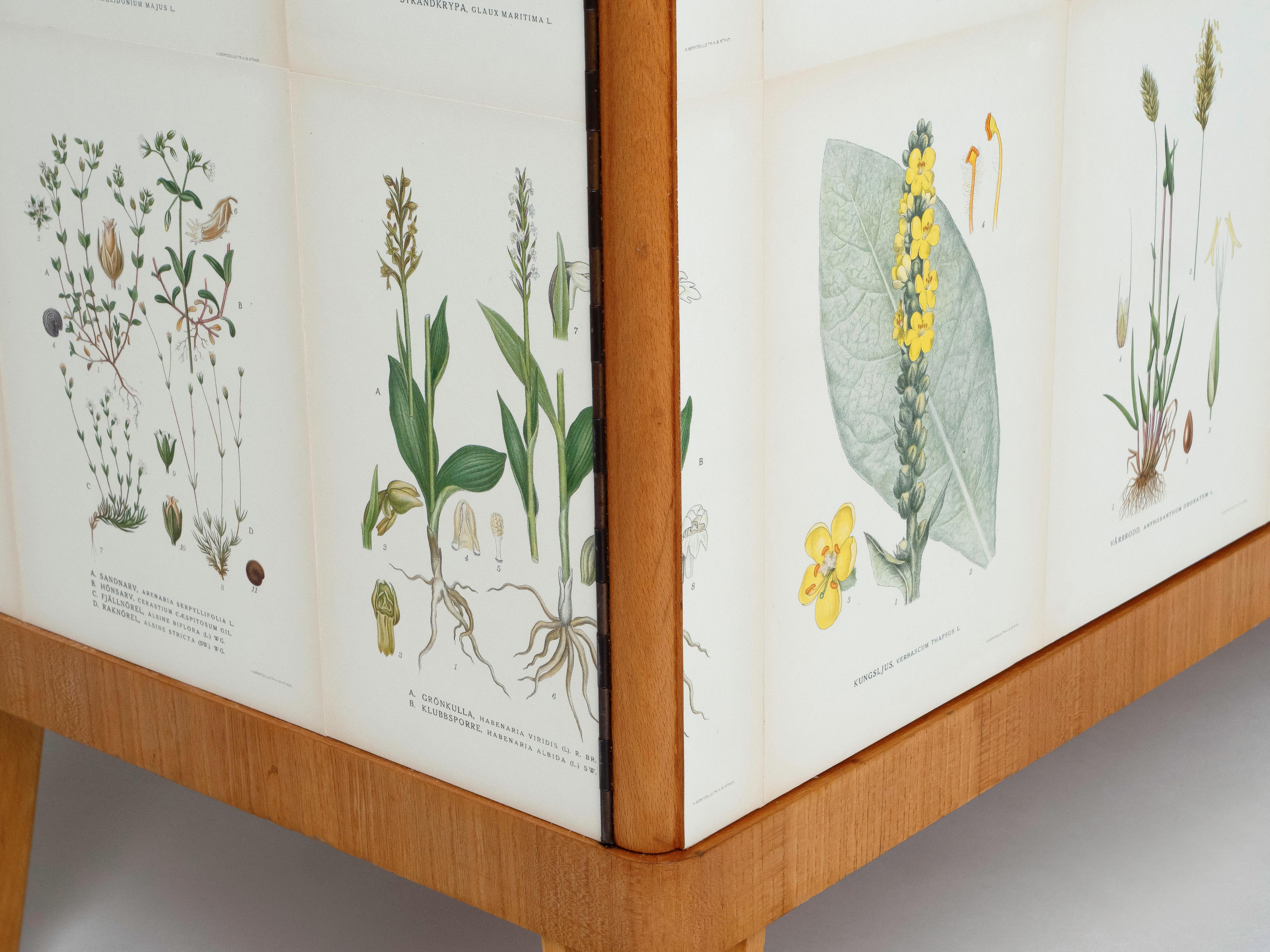 Armadio svedese a 3 ante con illustrazioni di Flora Nordens, stile Josef Frank in vendita 2