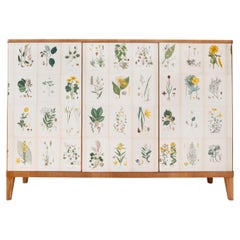 Armadio svedese a 3 ante con illustrazioni di Flora Nordens, stile Josef Frank